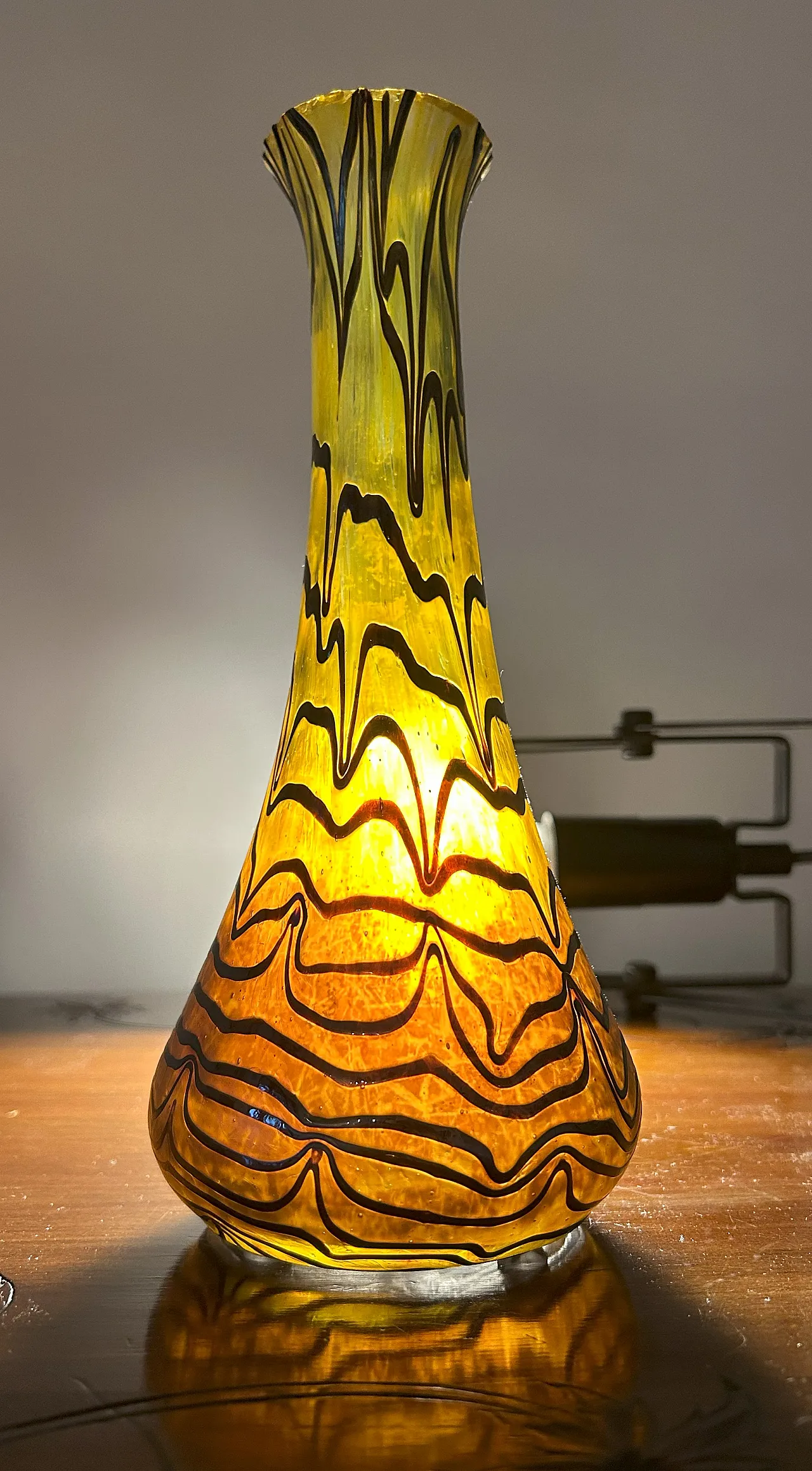 Vaso in vetro iridescente Art Nouveau, anni '20 6