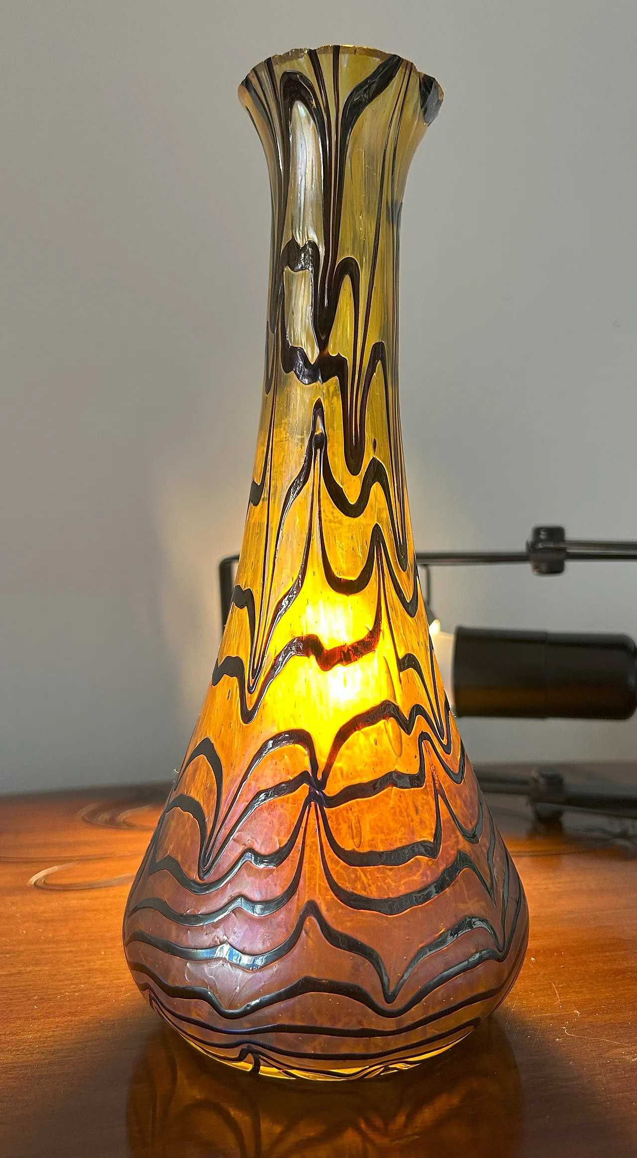 Vaso in vetro iridescente Art Nouveau, anni '20 8