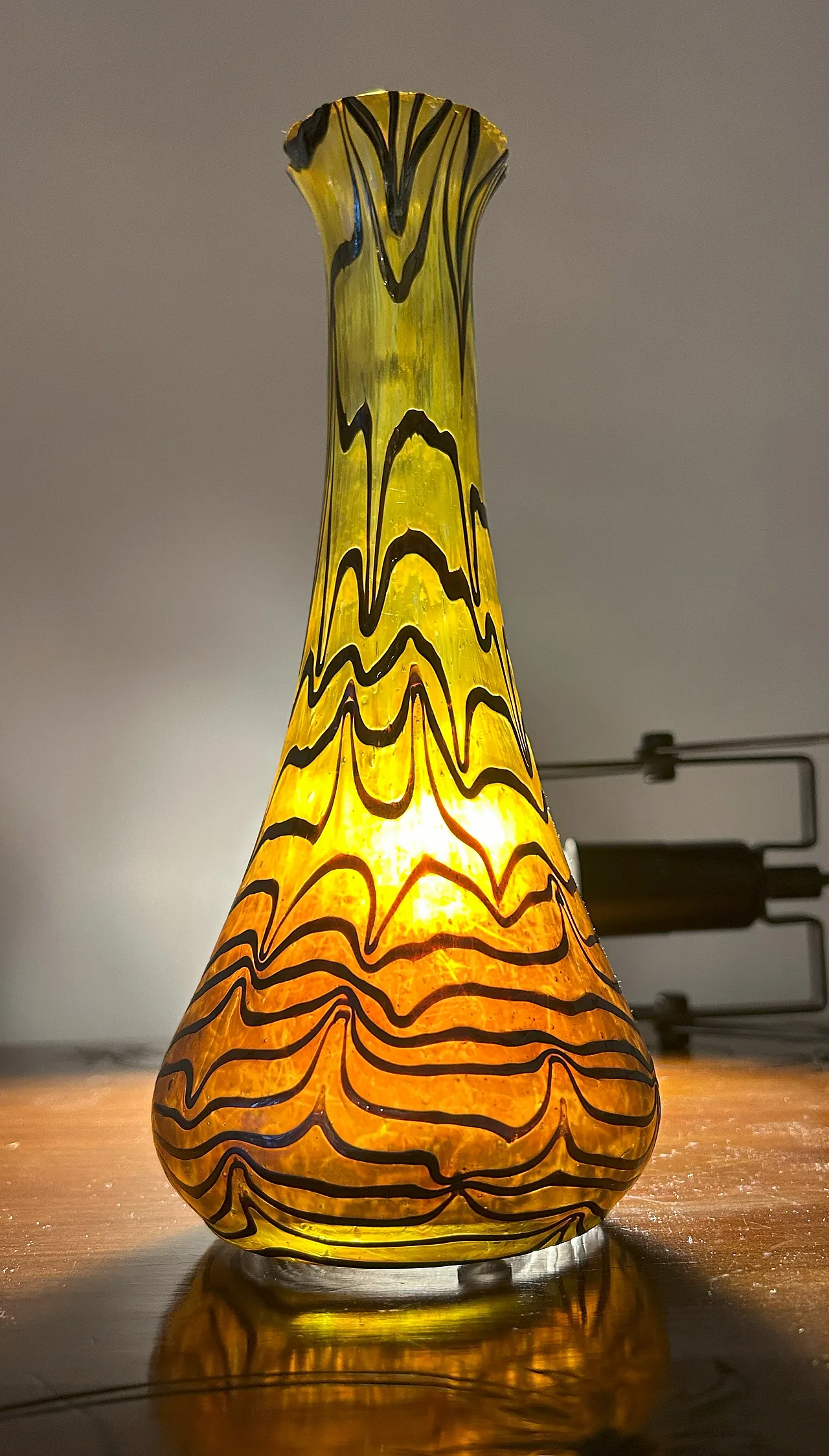 Vaso in vetro iridescente Art Nouveau, anni '20 21