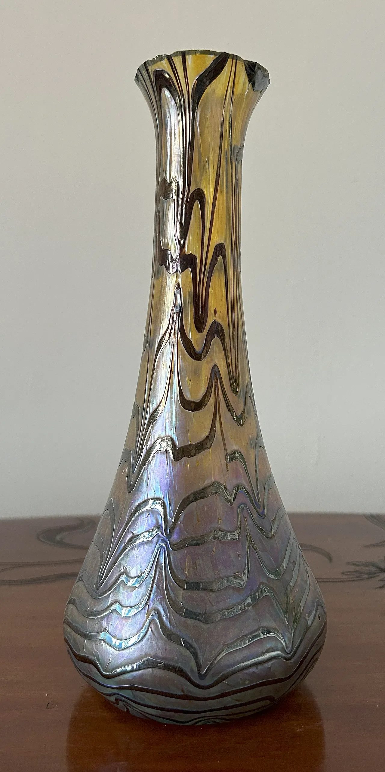 Vaso in vetro iridescente Art Nouveau, anni '20 22