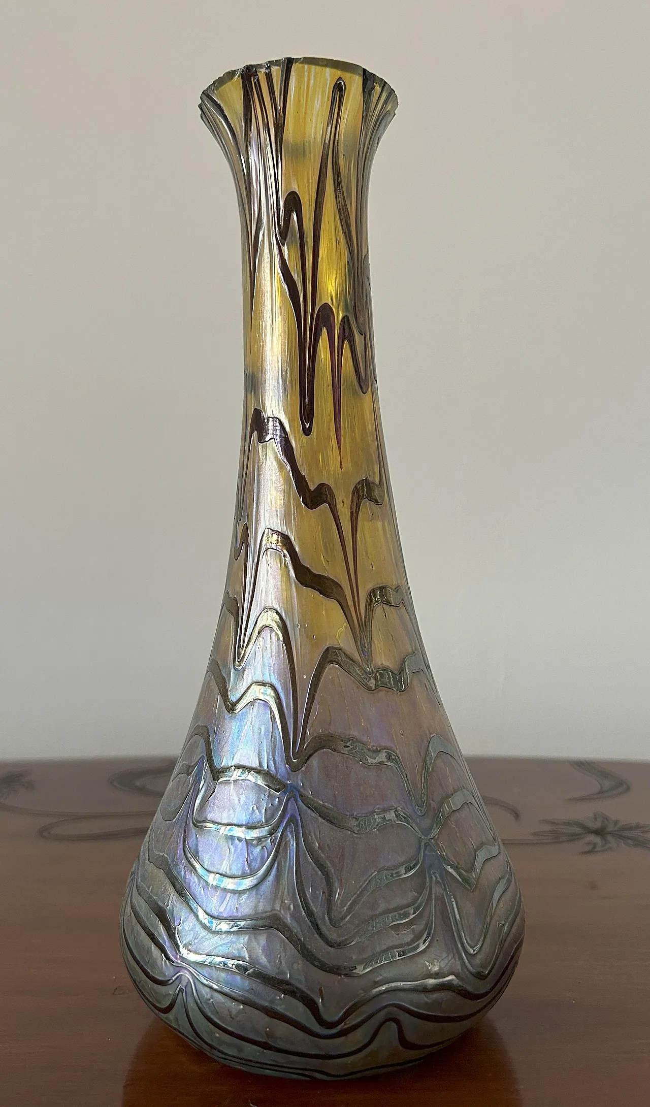 Vaso in vetro iridescente Art Nouveau, anni '20 24