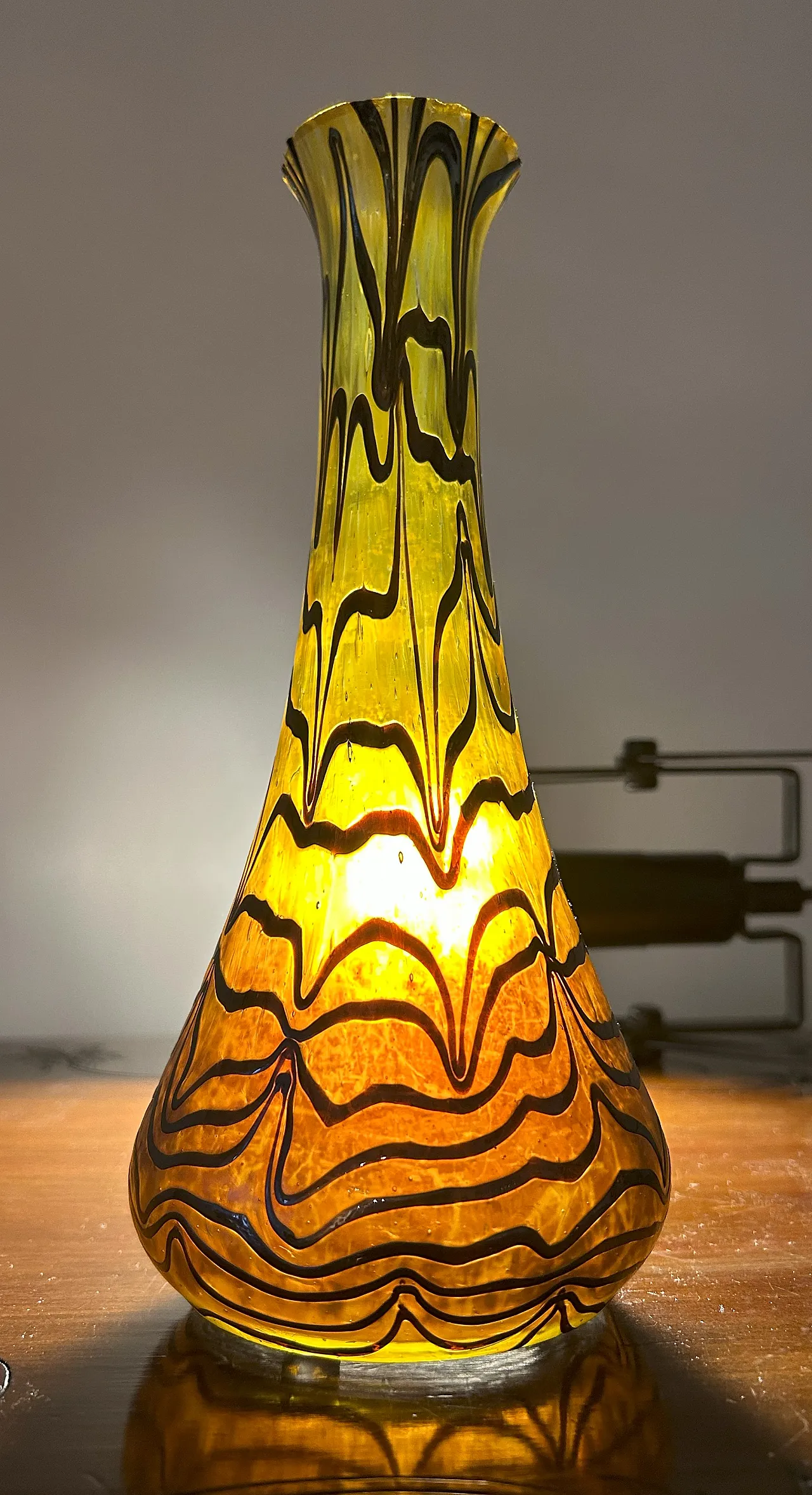 Vaso in vetro iridescente Art Nouveau, anni '20 27