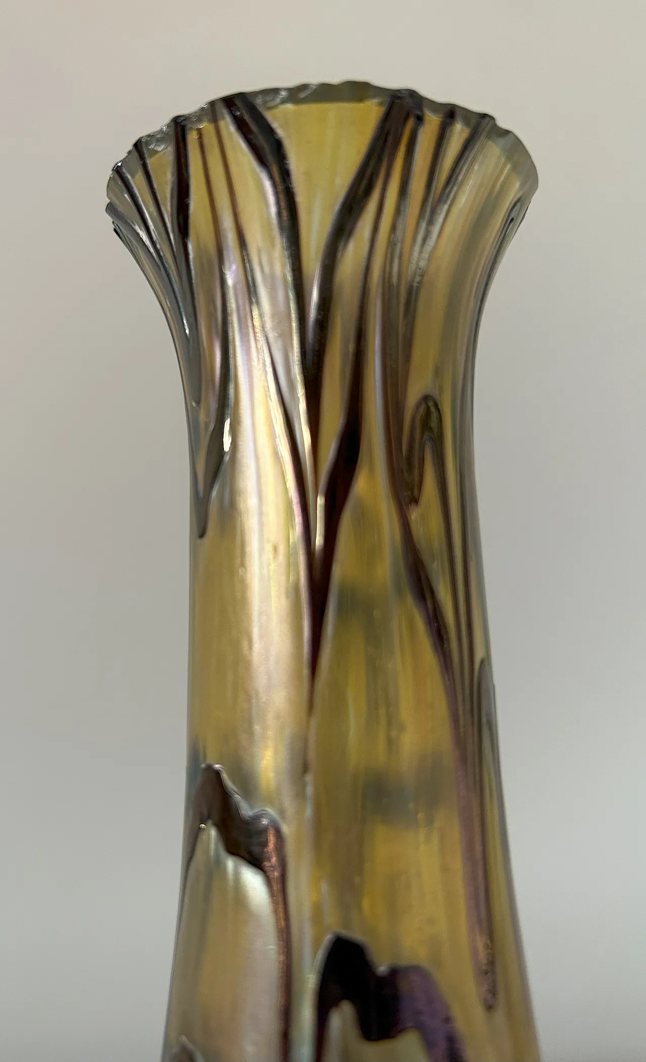 Vaso in vetro iridescente Art Nouveau, anni '20 40