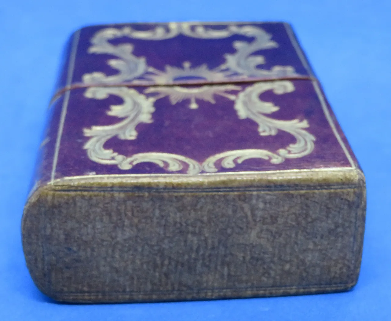 Tooled maroon leather sewing set, 19th century 4