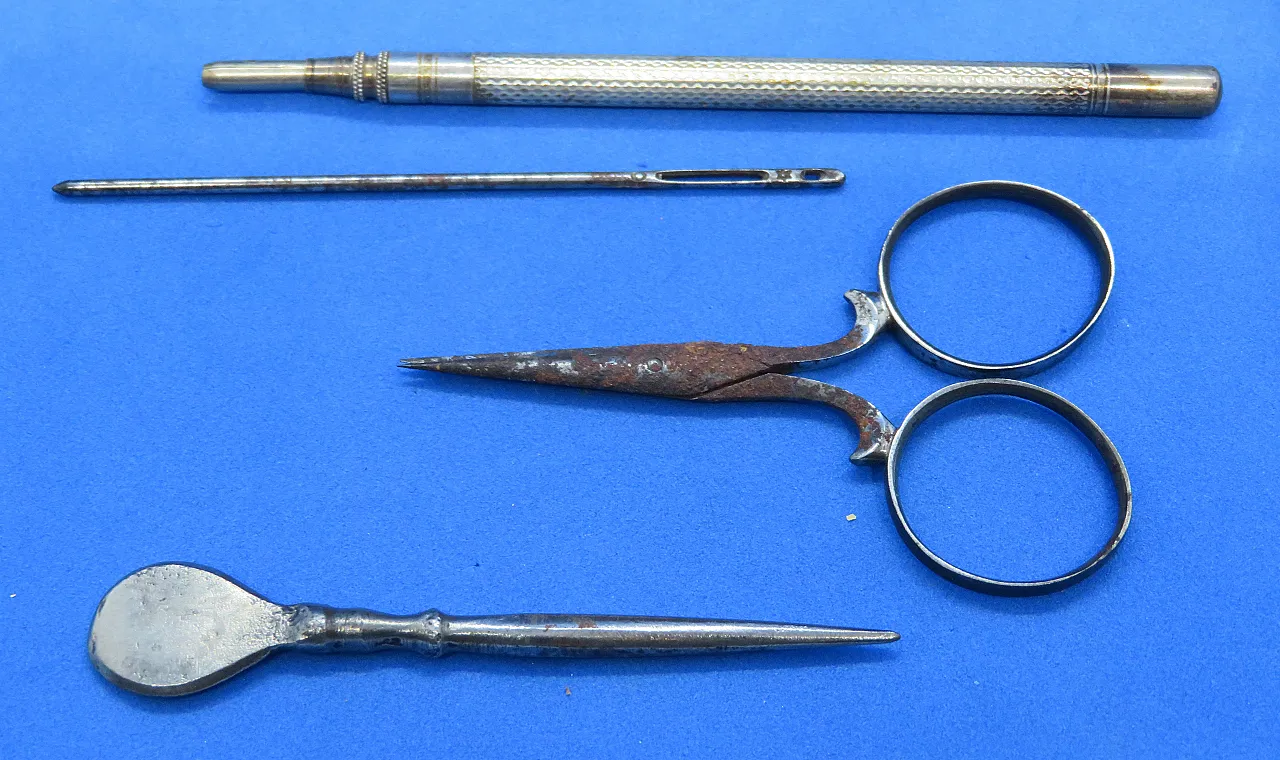 Tooled maroon leather sewing set, 19th century 9