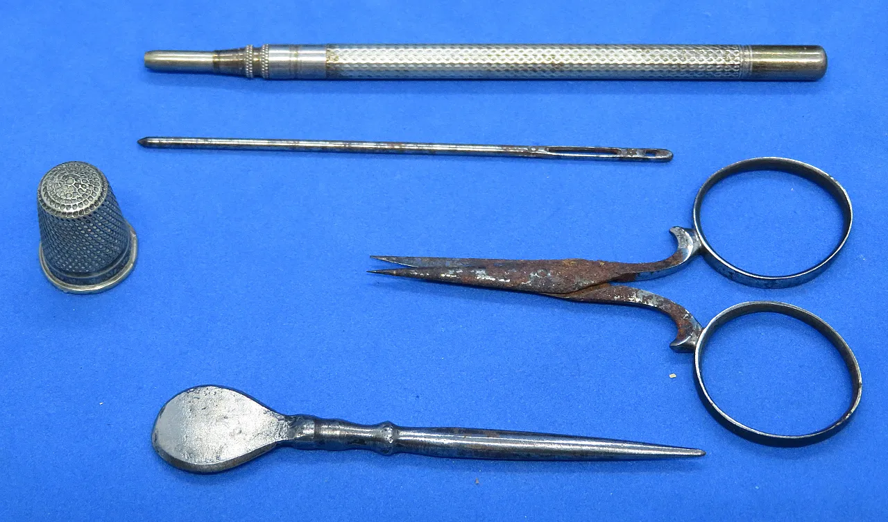 Tooled maroon leather sewing set, 19th century 12