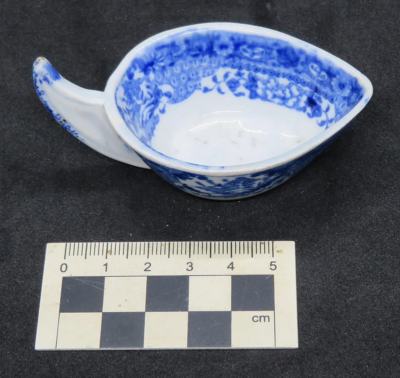 Imbarcazione inglese in perle blu e bianche con stampa, '800 3