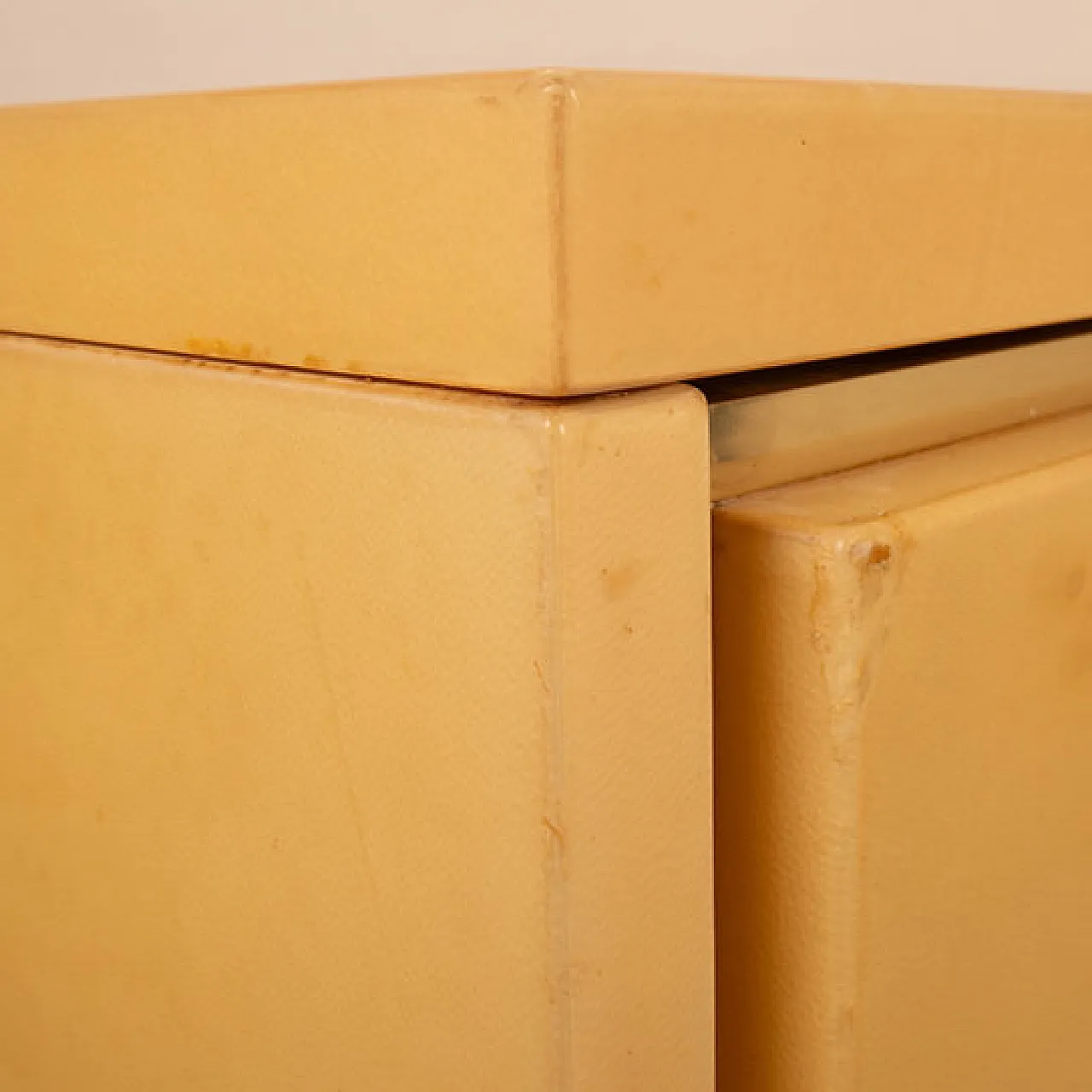 Cassettiera in pergamena di Aldo Tura per Tura Milano, anni '60 10