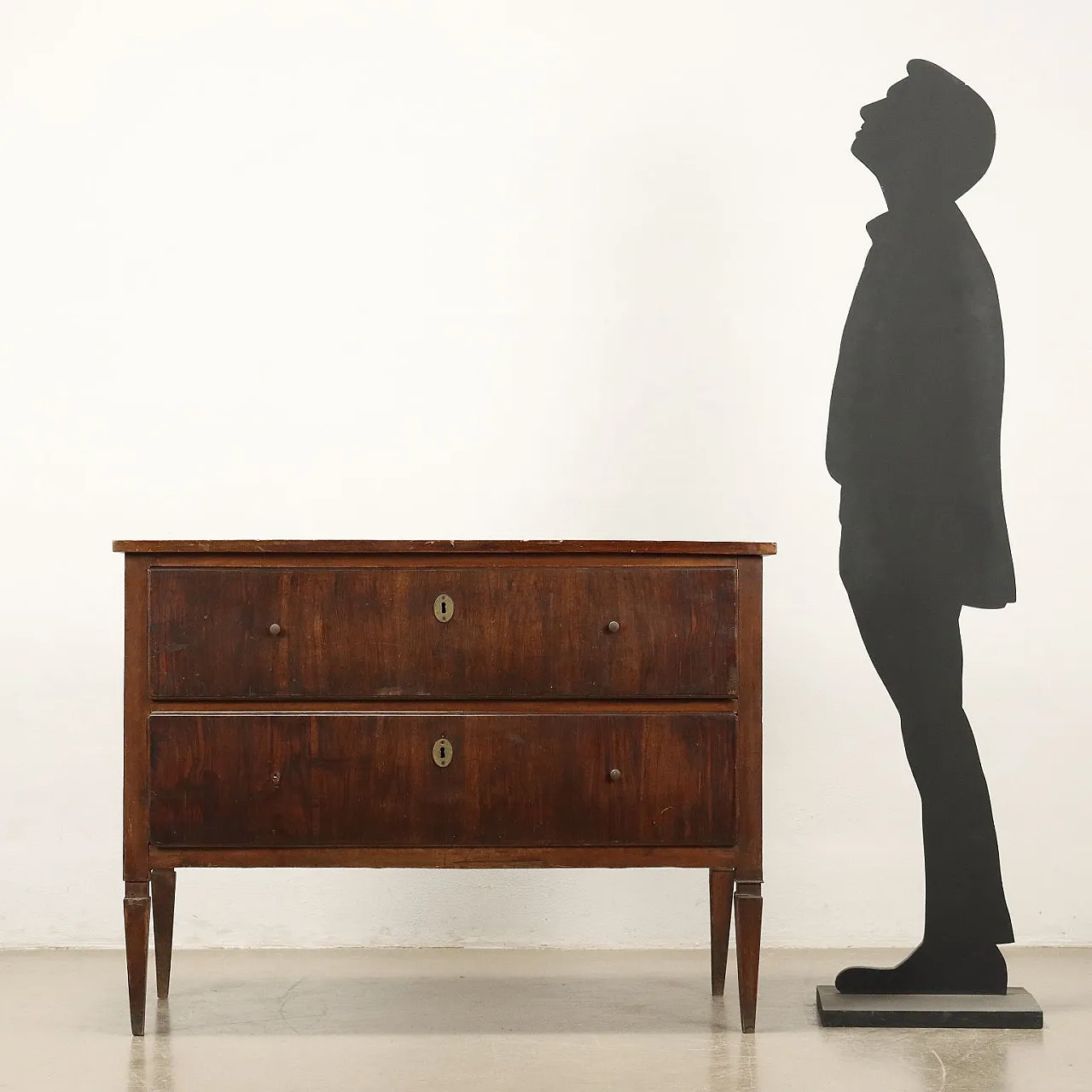 Walnut dresser with 2 drawers and truncated pyramid legs, 18th century 2