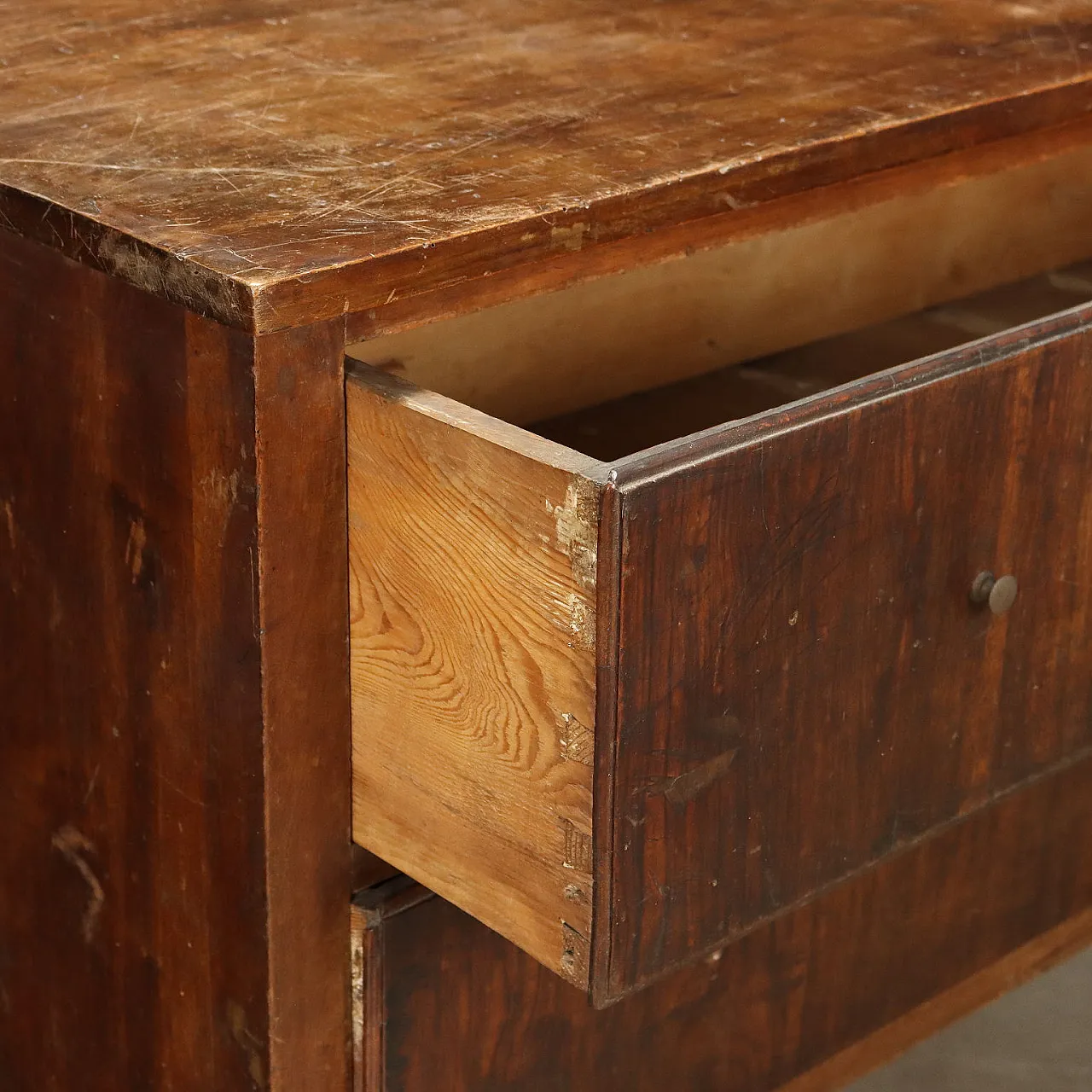 Walnut dresser with 2 drawers and truncated pyramid legs, 18th century 4