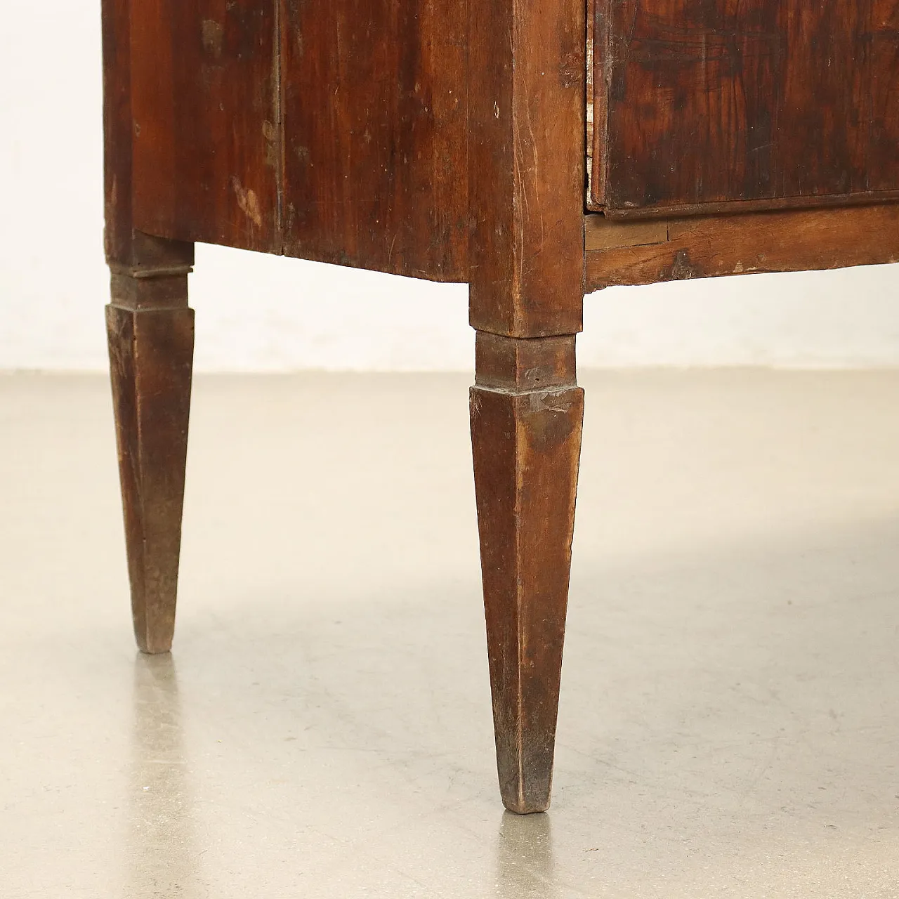 Walnut dresser with 2 drawers and truncated pyramid legs, 18th century 8