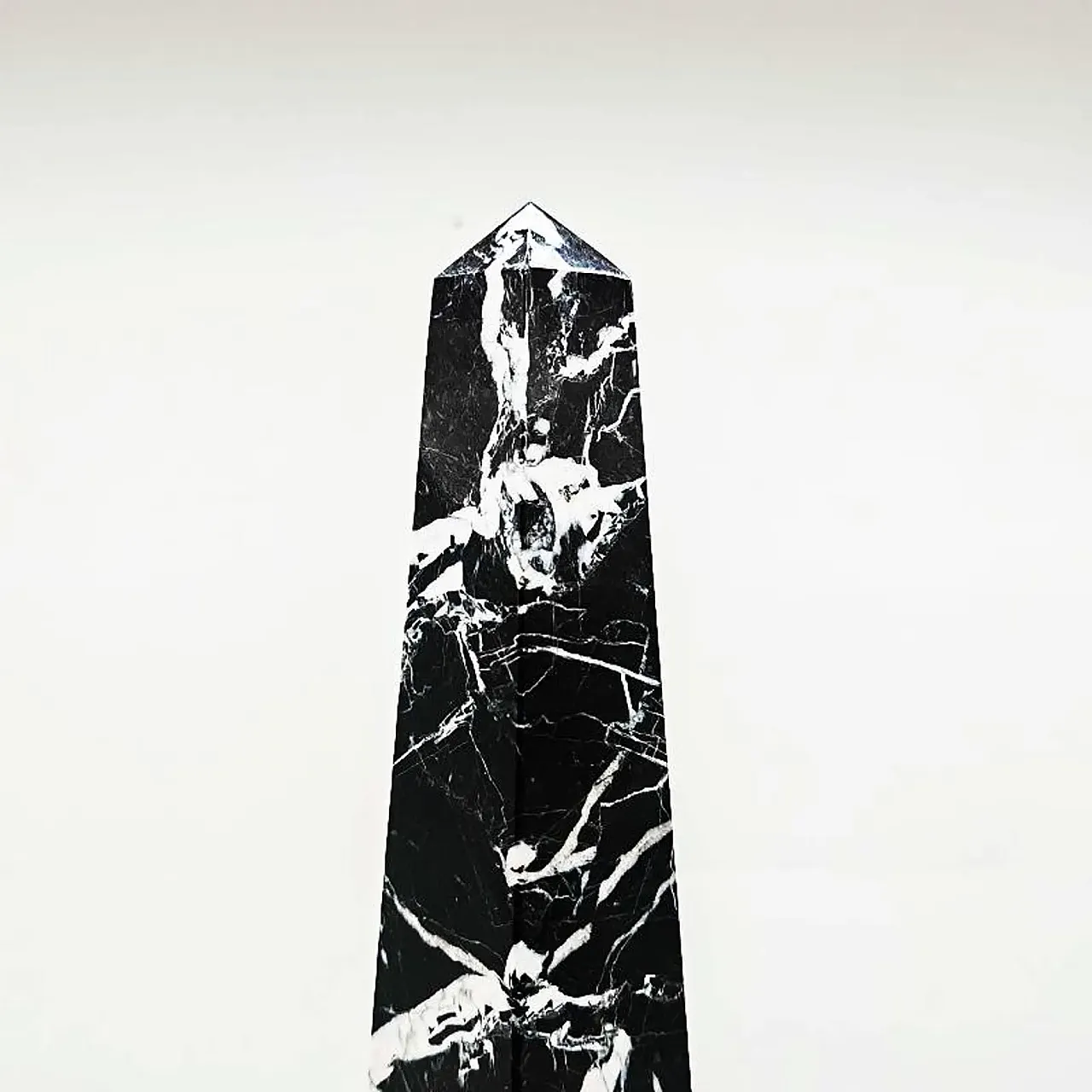 Grande obelisco in marmo nero d'Aquitania, anni '70 6