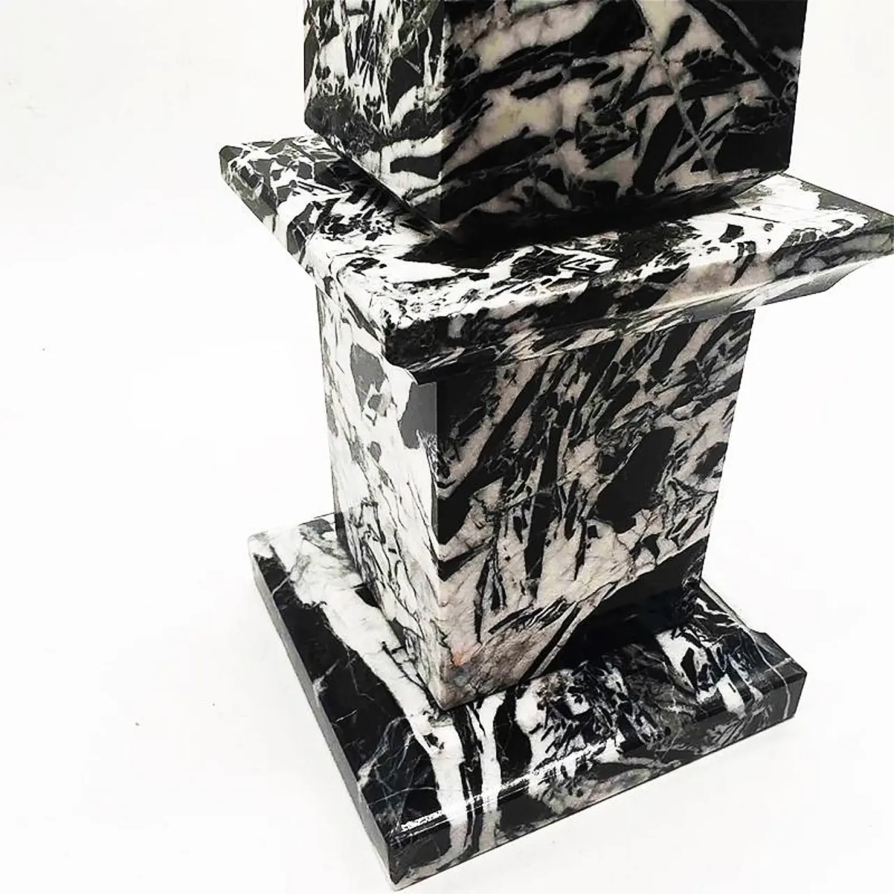 Grande obelisco in marmo nero d'Aquitania, anni '70 7