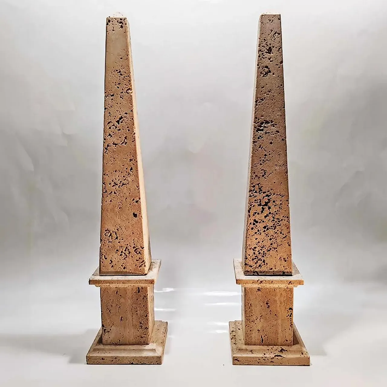 Coppia di grandi obelischi in travertino, anni '60 4