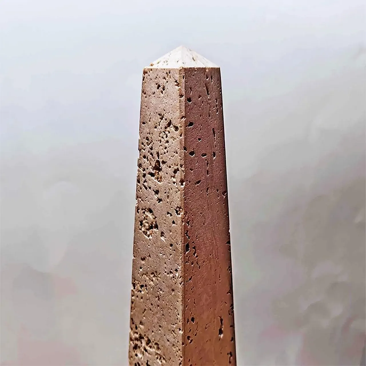 Coppia di grandi obelischi in travertino, anni '60 5