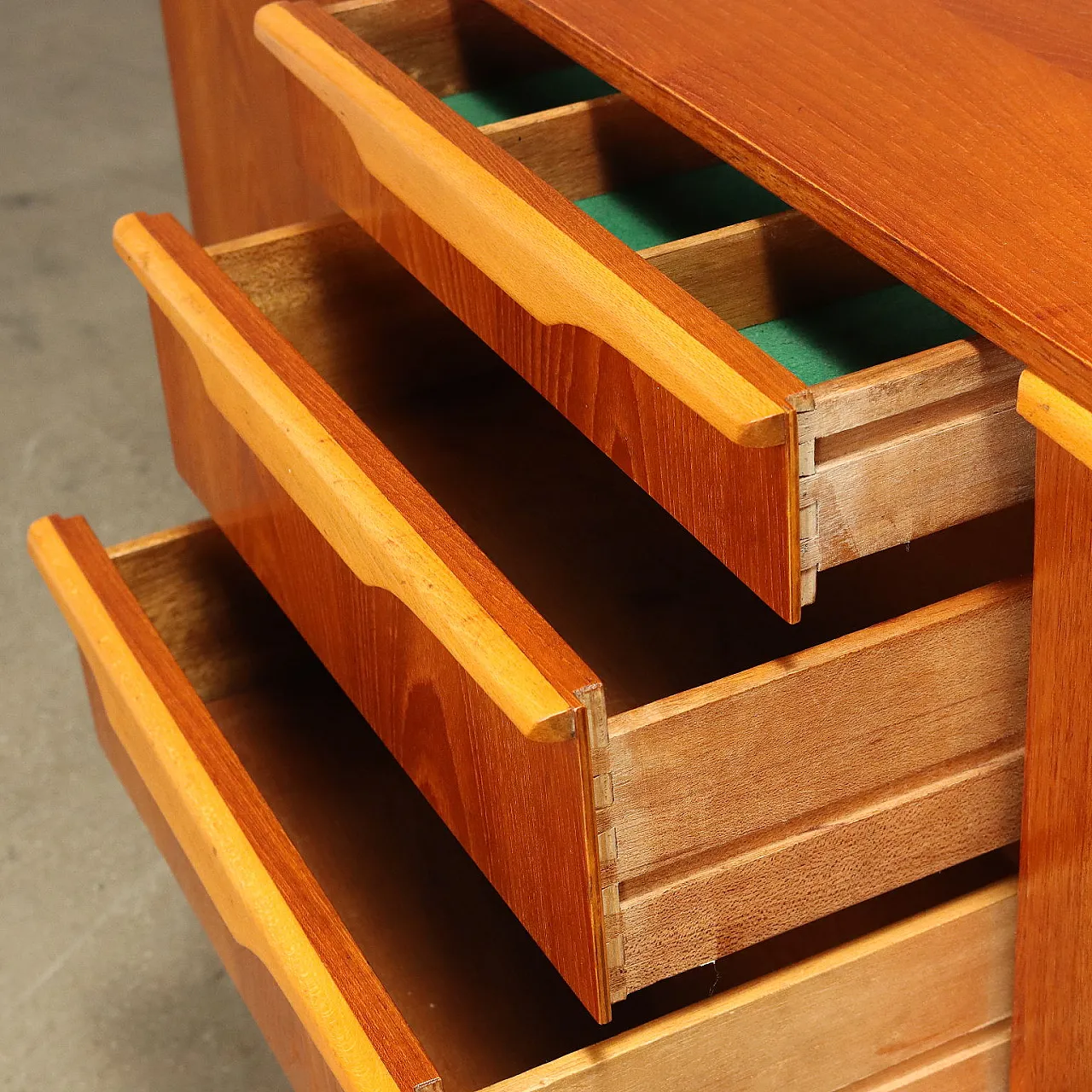 Credenza impiallacciata in teak, anni '60 4