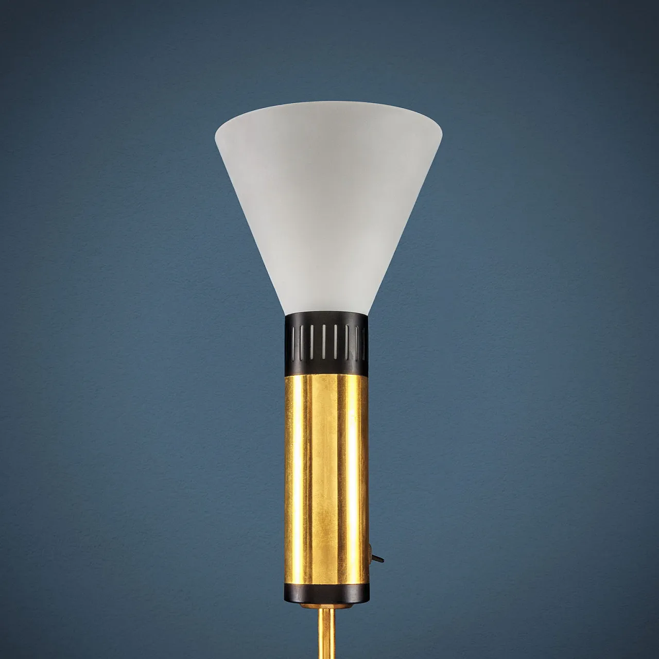 Piantana in metallo, alluminio smaltato e ottone con diffusore in vetro opalino di Stilnovo, anni '60 2