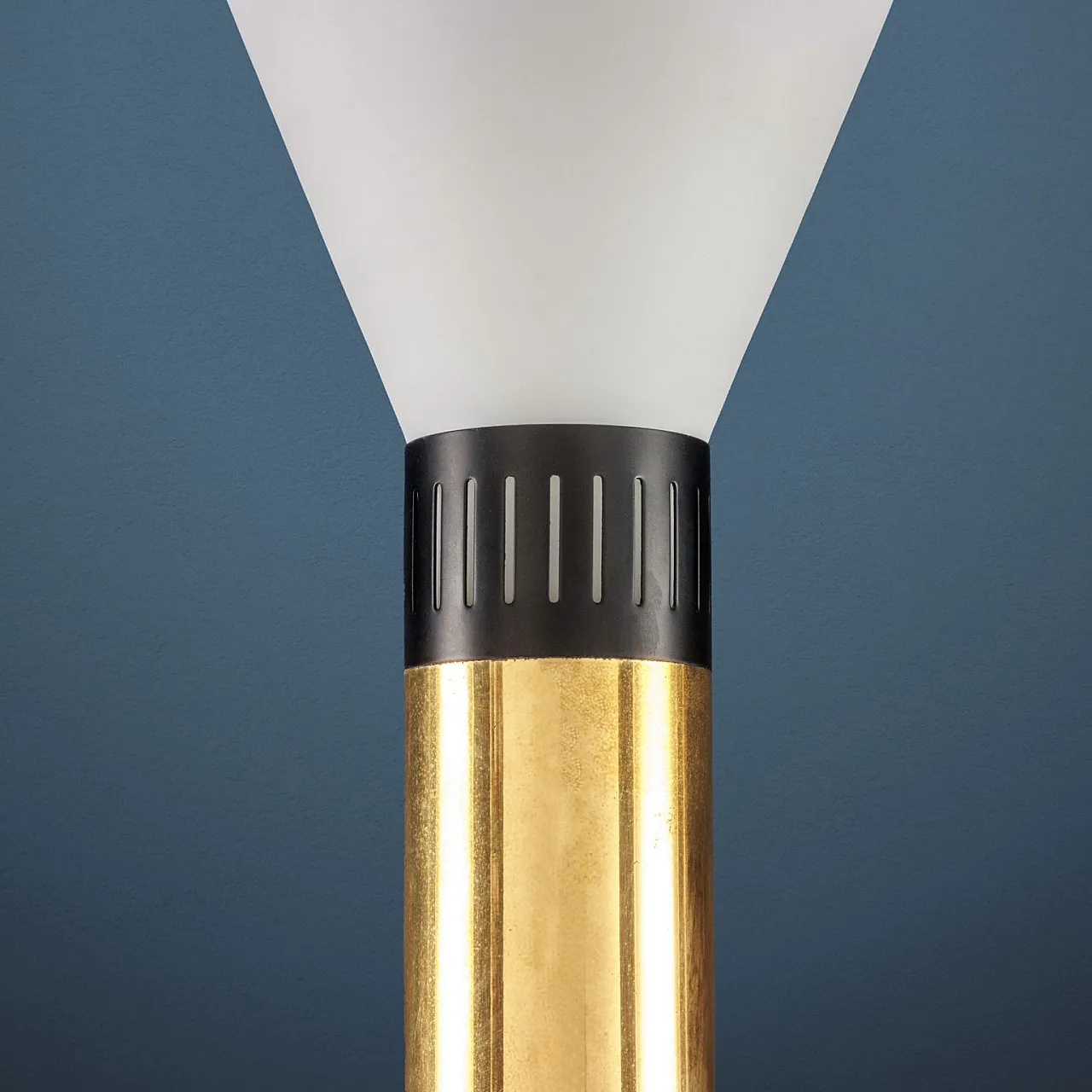 Piantana in metallo, alluminio smaltato e ottone con diffusore in vetro opalino di Stilnovo, anni '60 4