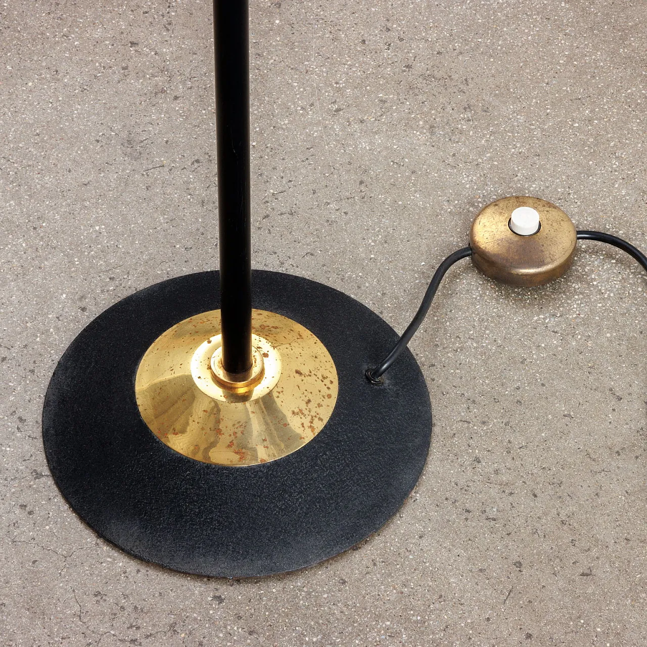 Piantana in metallo, alluminio smaltato e ottone con diffusore in vetro opalino di Stilnovo, anni '60 6