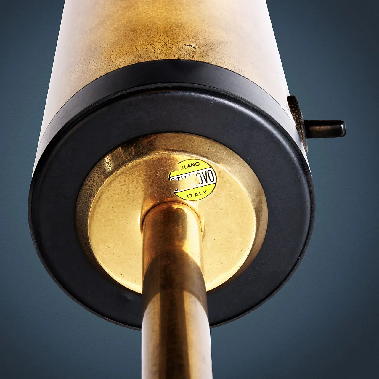 Piantana in metallo, alluminio smaltato e ottone con diffusore in vetro opalino di Stilnovo, anni '60 7