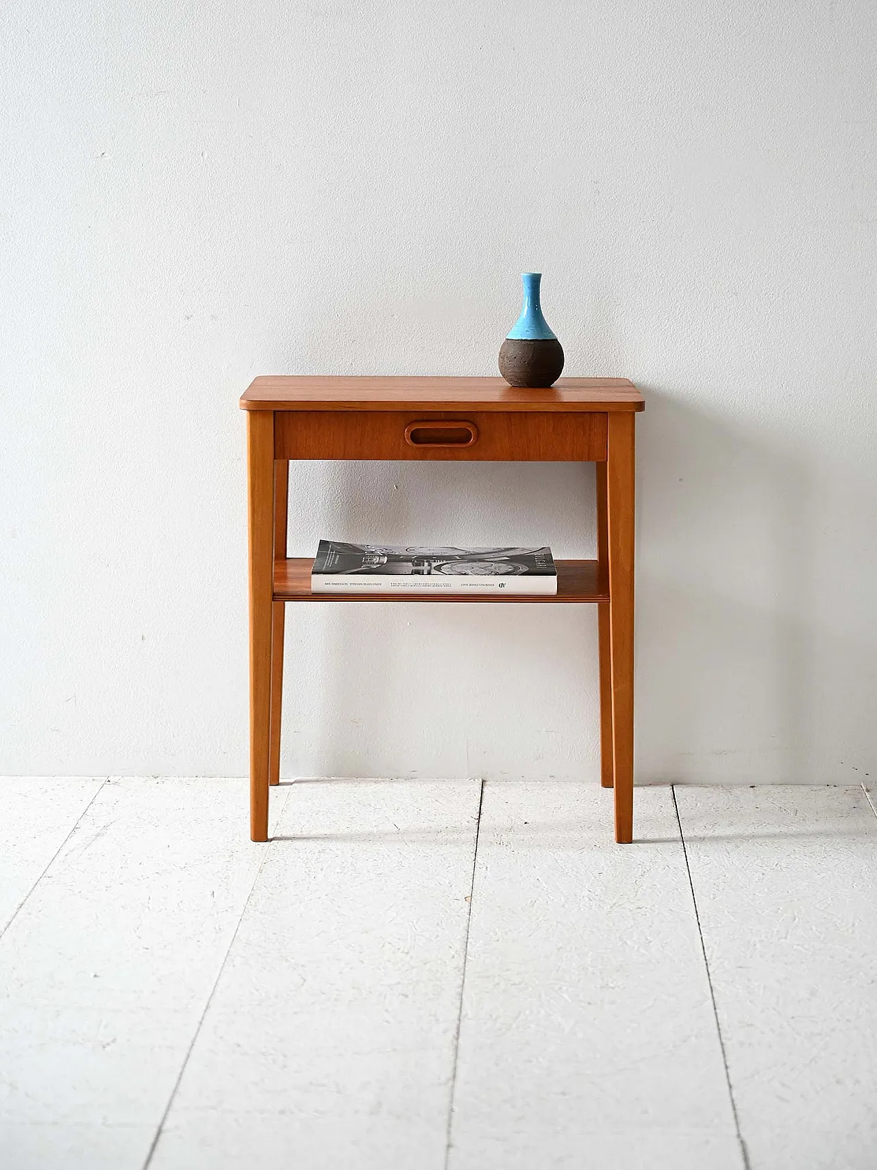 Comodino scandinavo in teak con mensola, anni '60 1