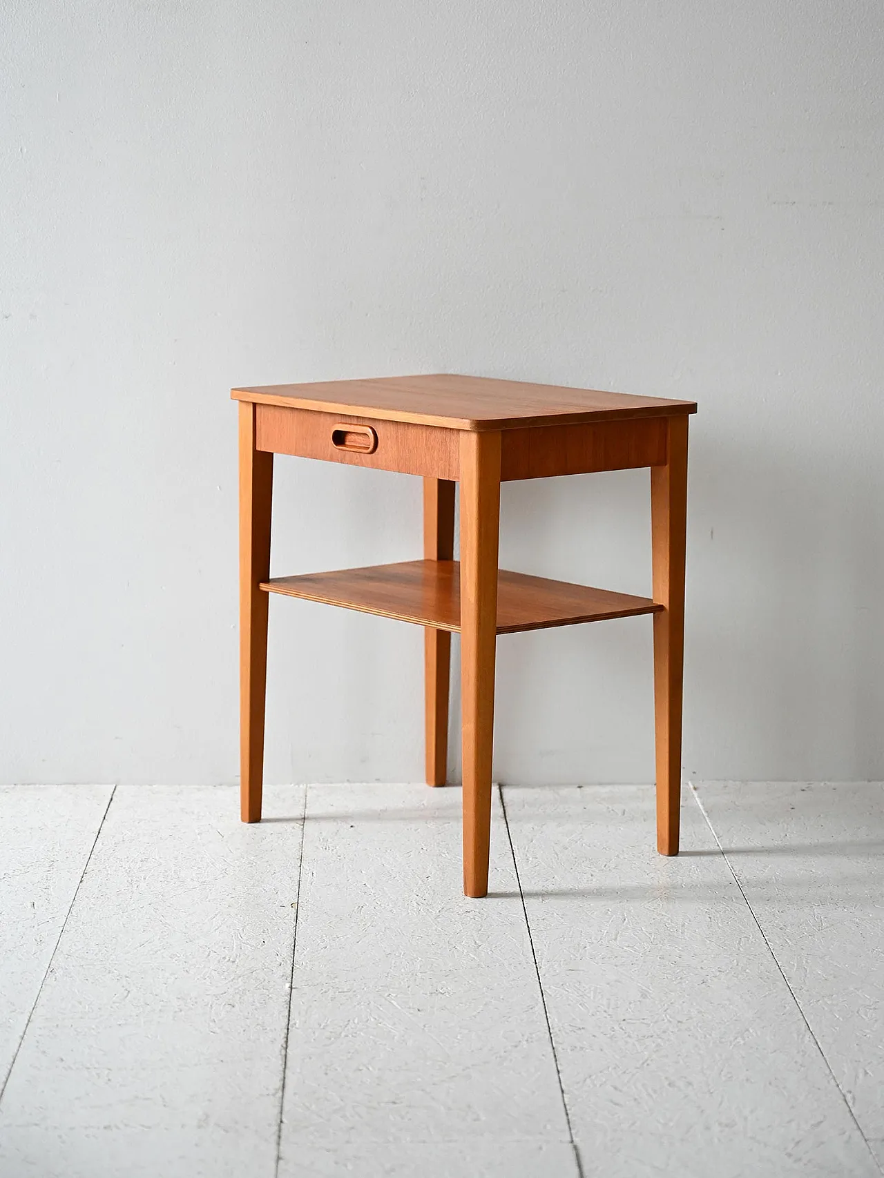 Comodino scandinavo in teak con mensola, anni '60 4