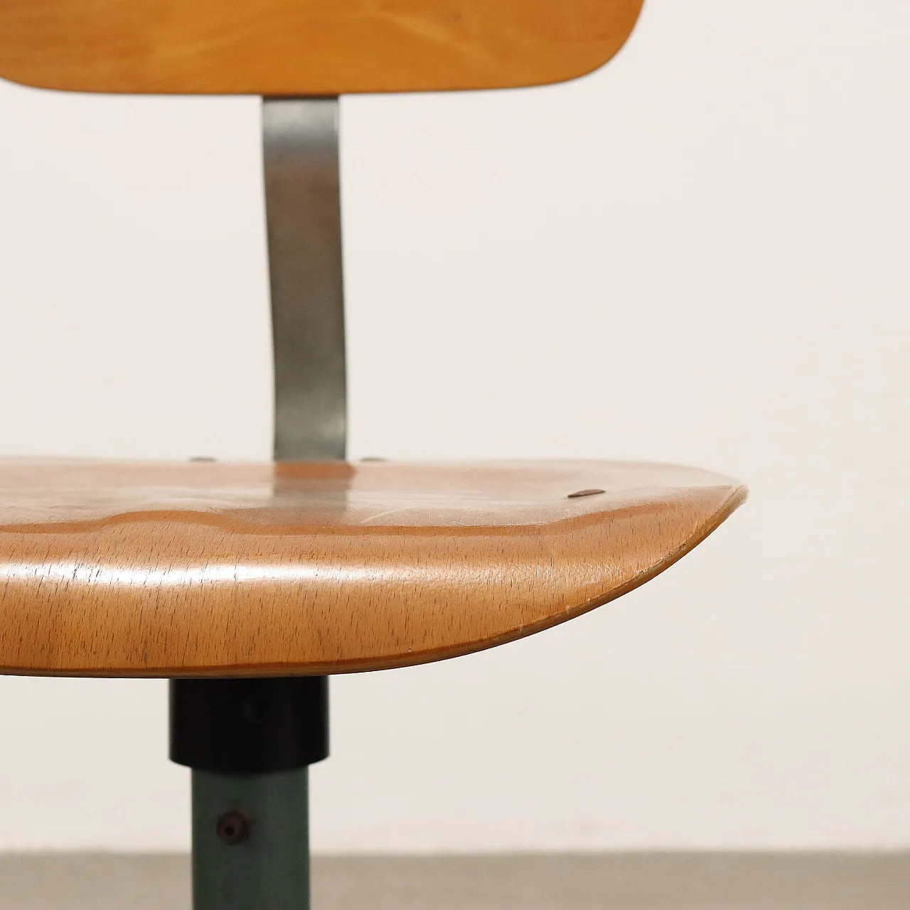 Sgabello Industriale in metallo e compensato, fine '900 4