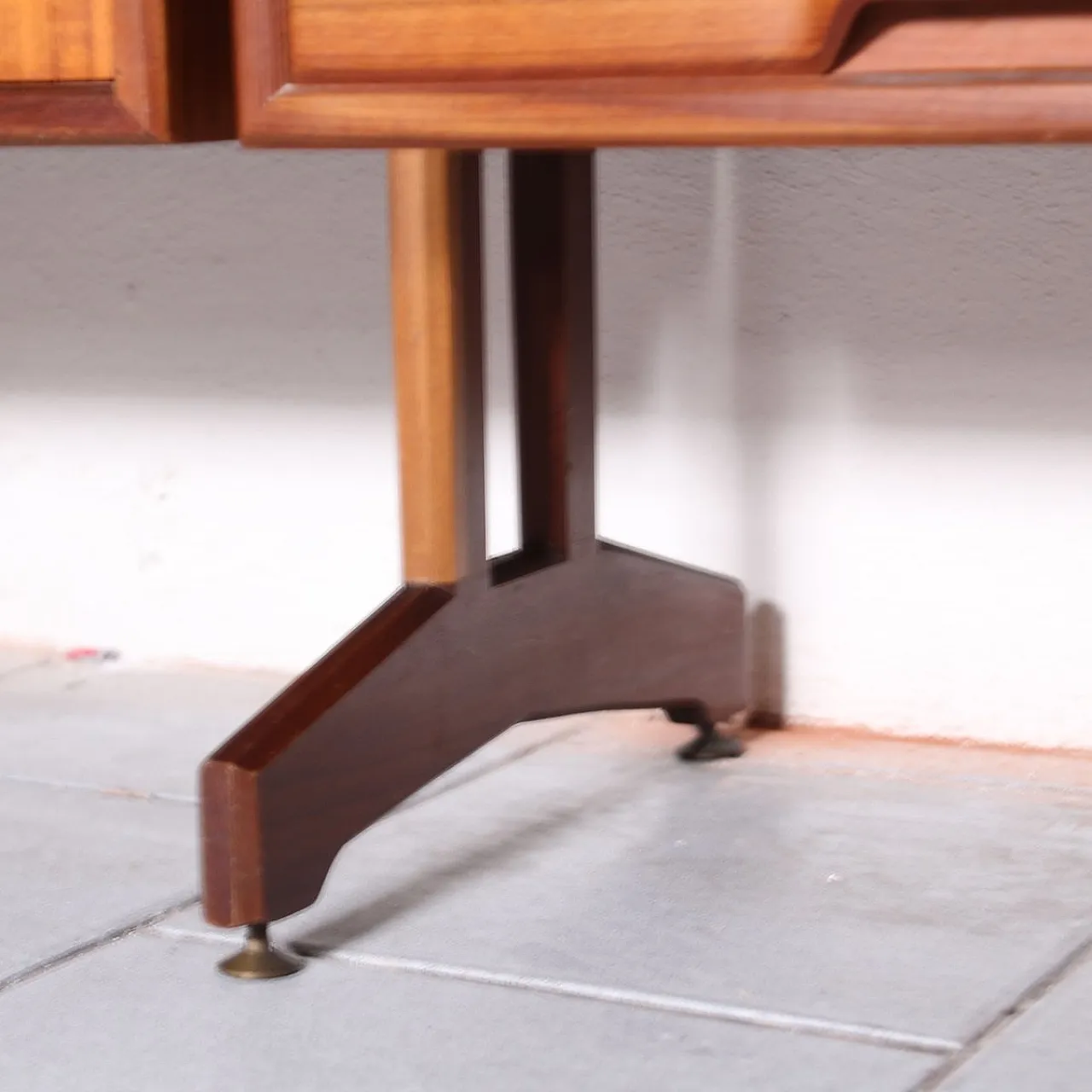 Libreria a terra in legno, Italia, anni '60 8