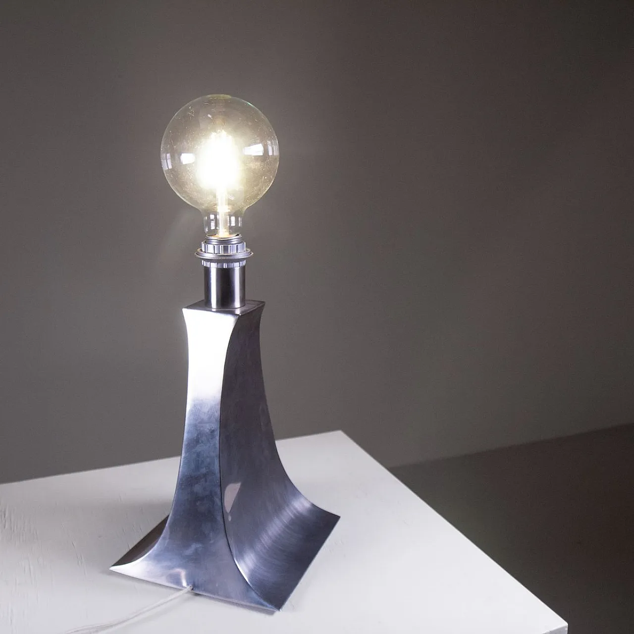 Pair of steel table lamps, 1970 12