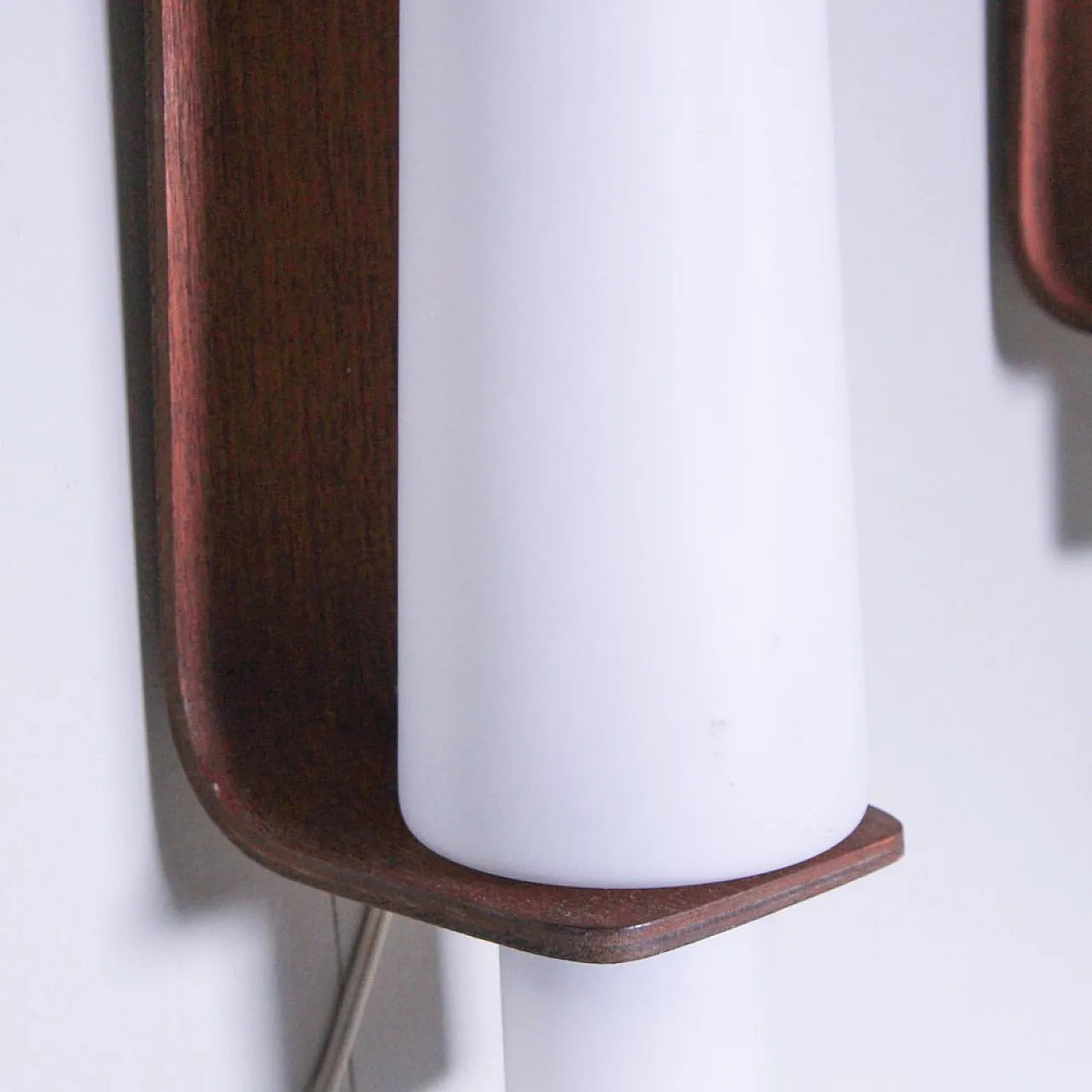 Coppia di lampade da parete in legno e vetro, anni '60 2