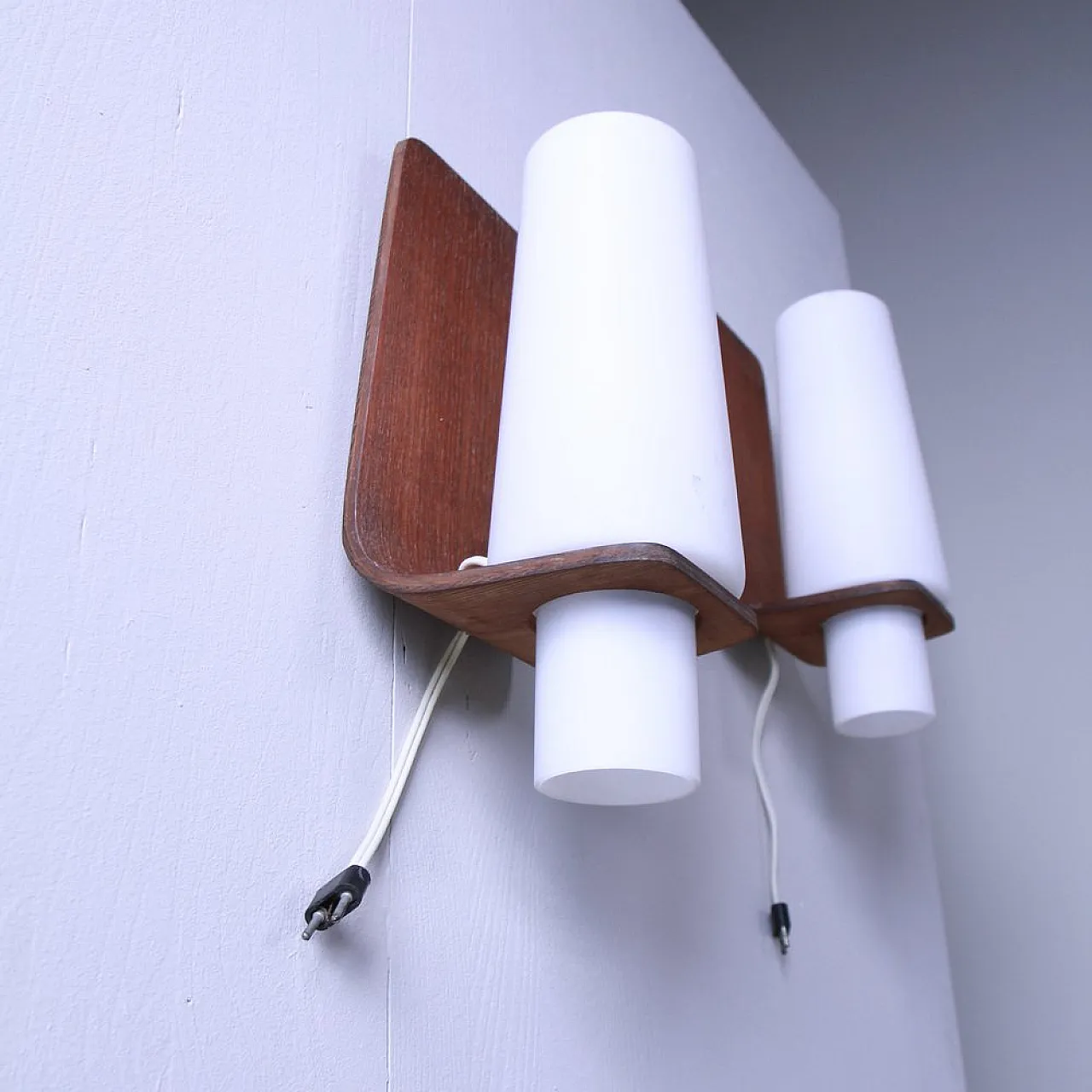 Coppia di lampade da parete in legno e vetro, anni '60 3