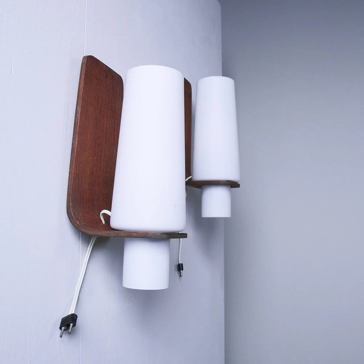 Coppia di lampade da parete in legno e vetro, anni '60 6