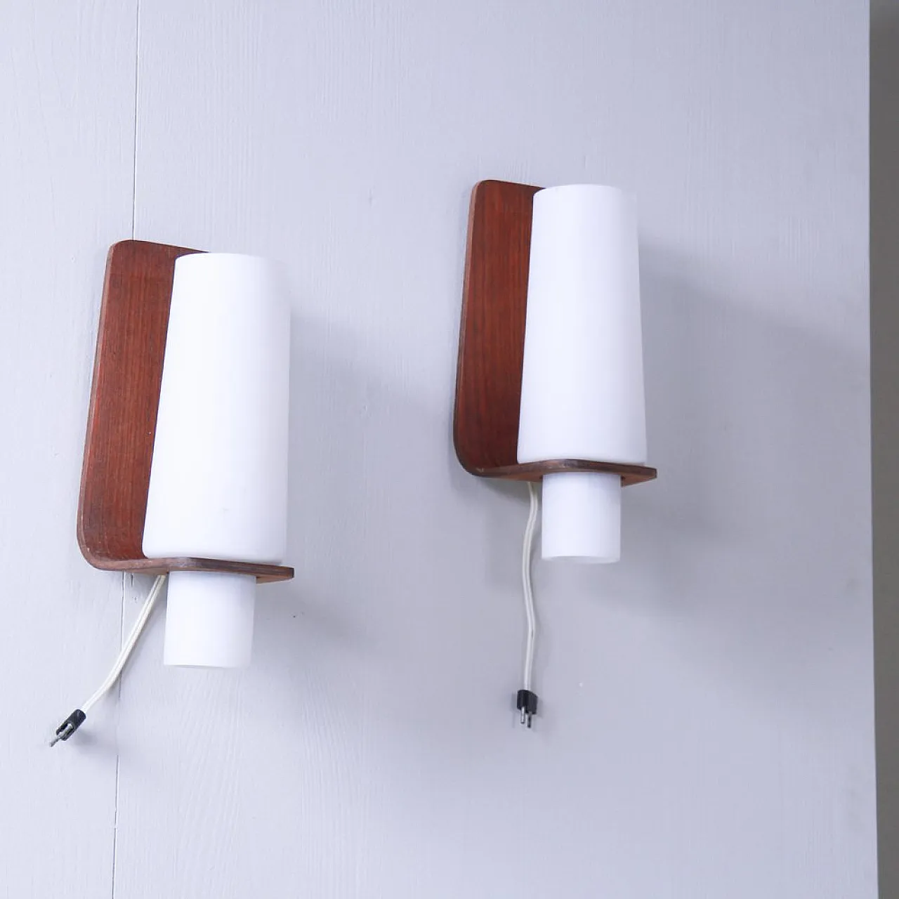 Coppia di lampade da parete in legno e vetro, anni '60 8