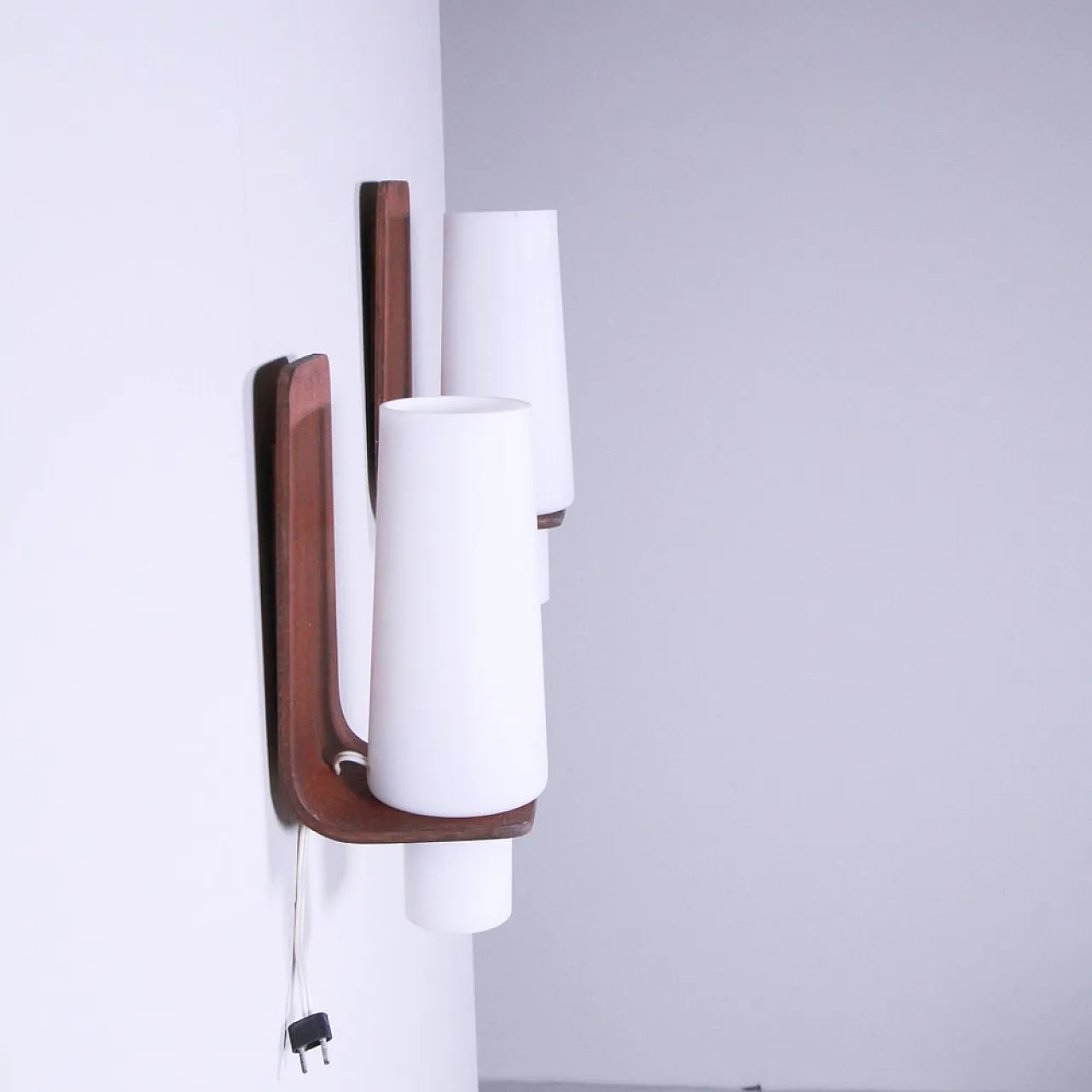 Coppia di lampade da parete in legno e vetro, anni '60 9