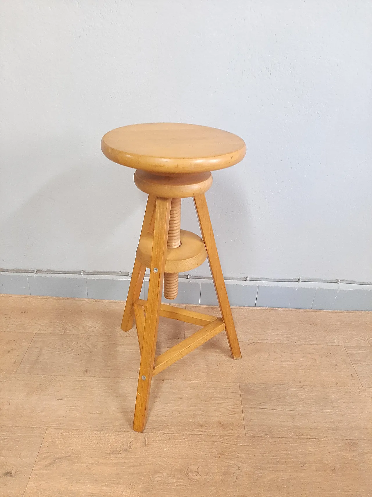 Adjustable stool in solid and robust beech wood, 20th century 1