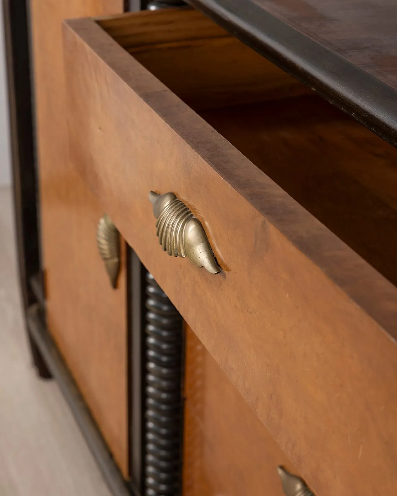 Credenza Art Deco in legno e vetro, anni '40 5