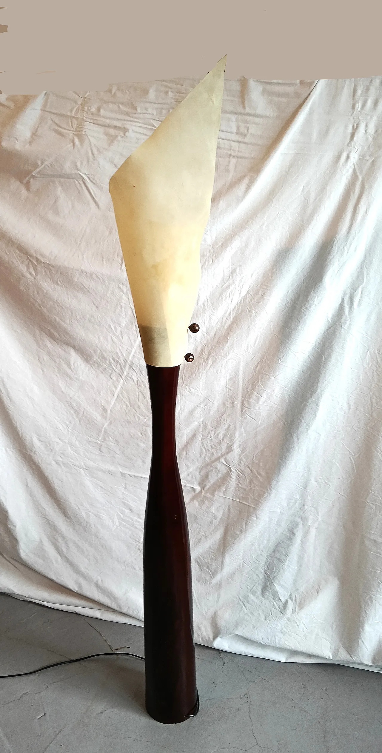 Piantana in legno tinto con paralume in pergamena, anni '70 11