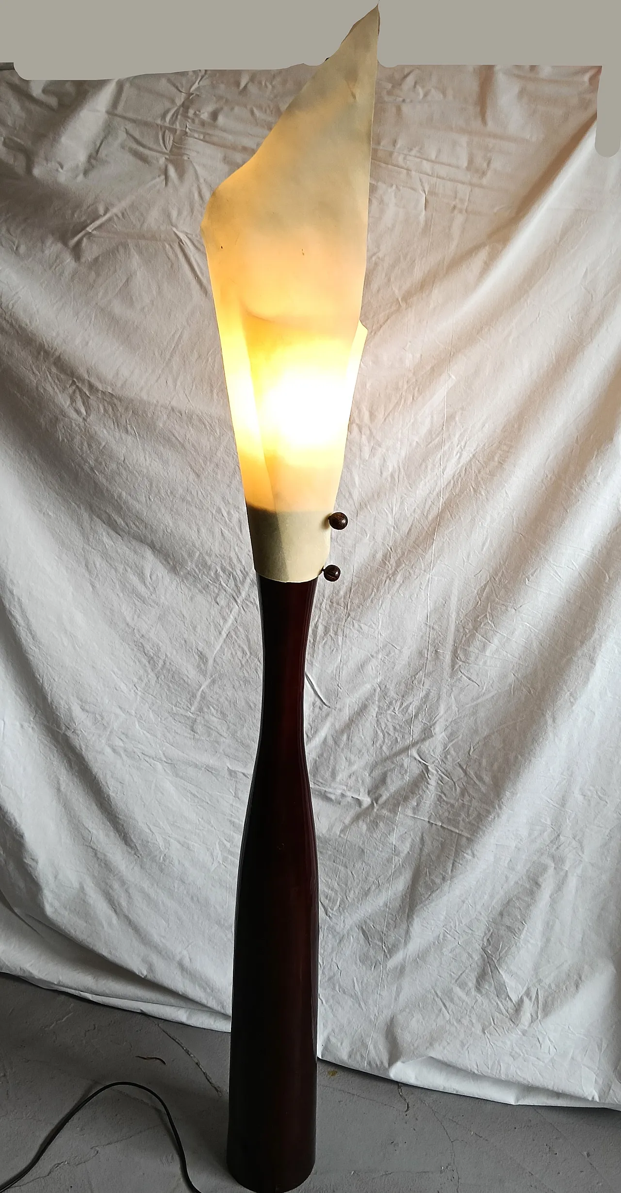 Piantana in legno tinto con paralume in pergamena, anni '70 15