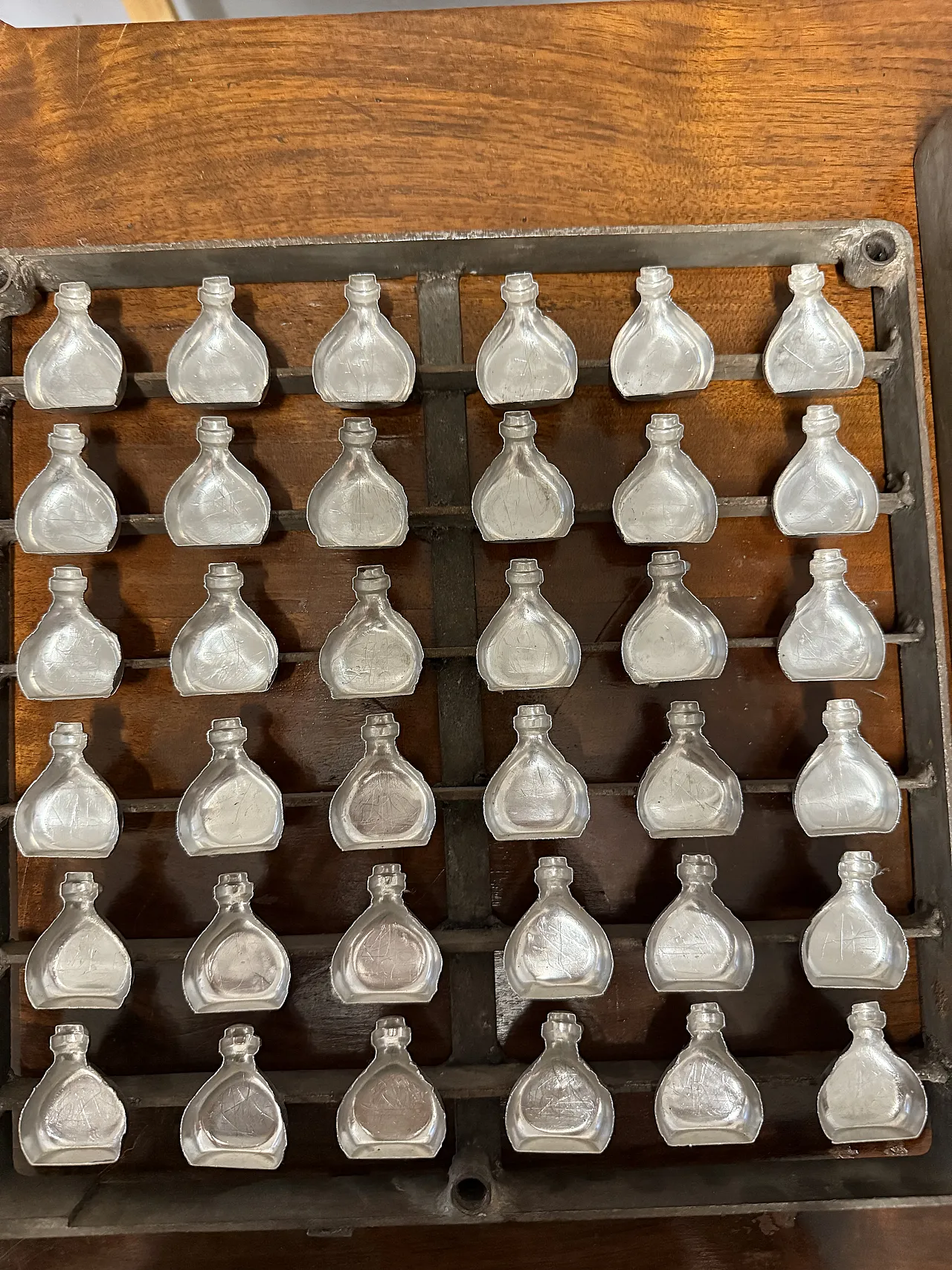 Coppia di stampini in metallo per cioccolato e biscotti, anni '30 2