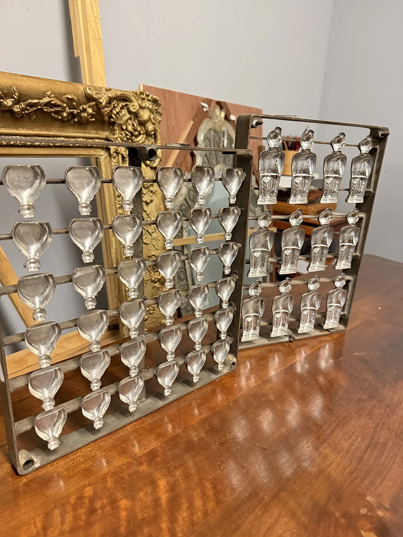 Coppia di stampini in metallo per cioccolato e biscotti, anni '30 8