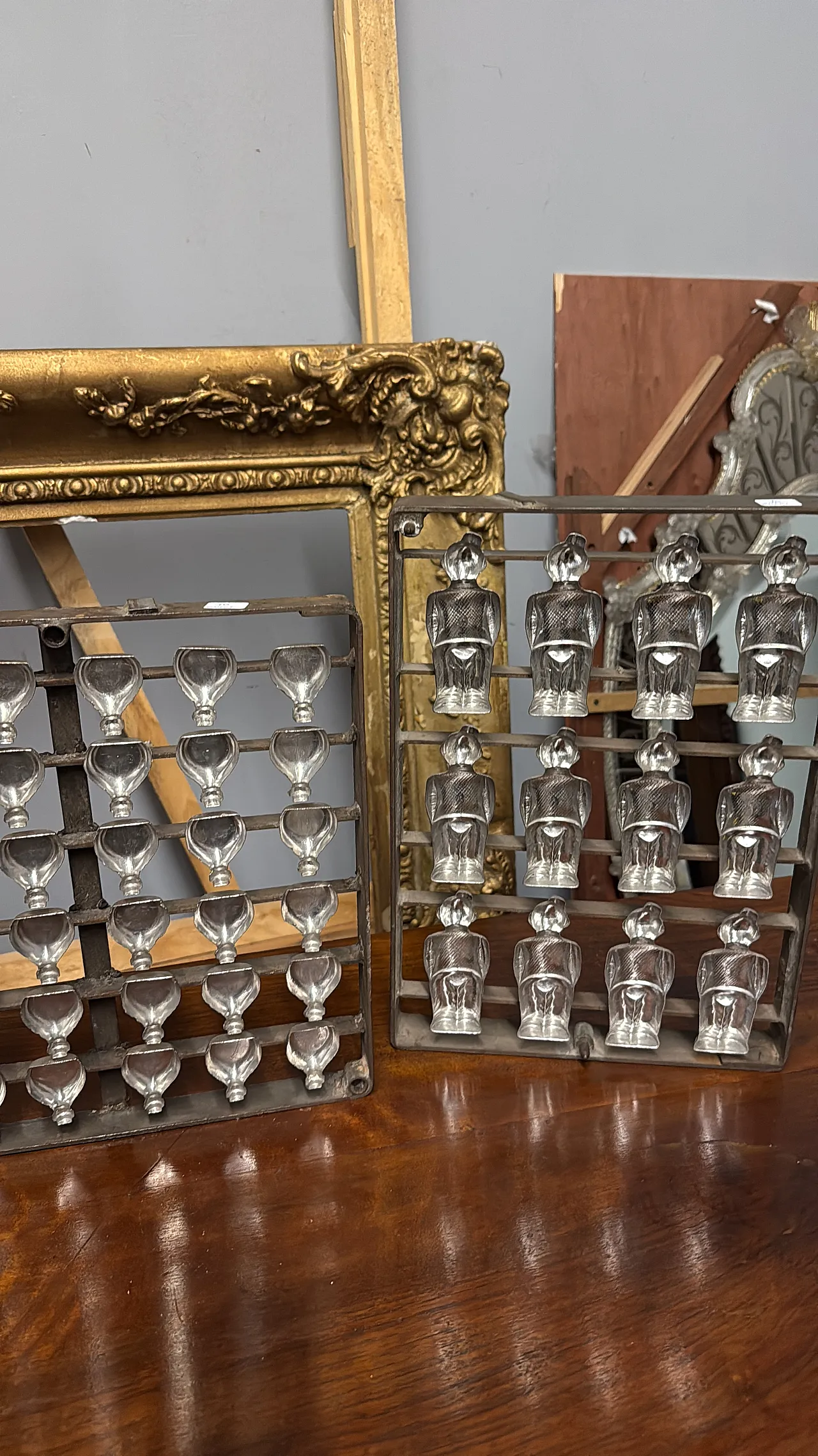 Coppia di stampini in metallo per cioccolato e biscotti, anni '30 9