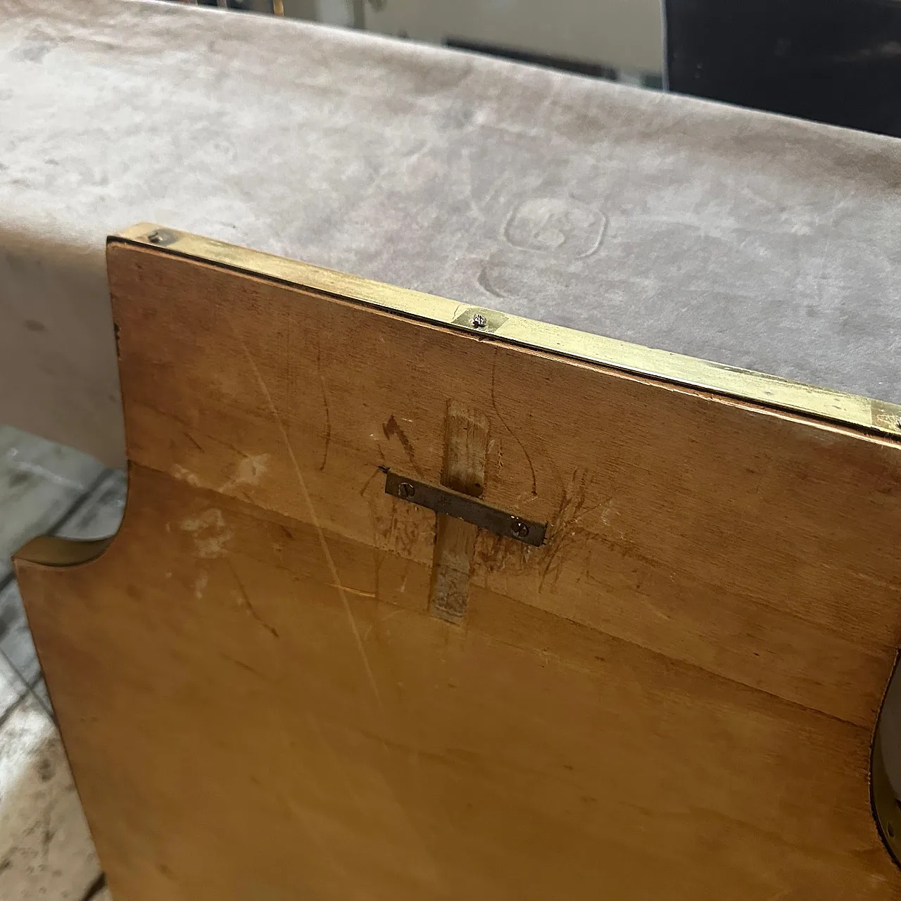 Shield-shaped brass mirror in Gio Ponti style, 1950s 8