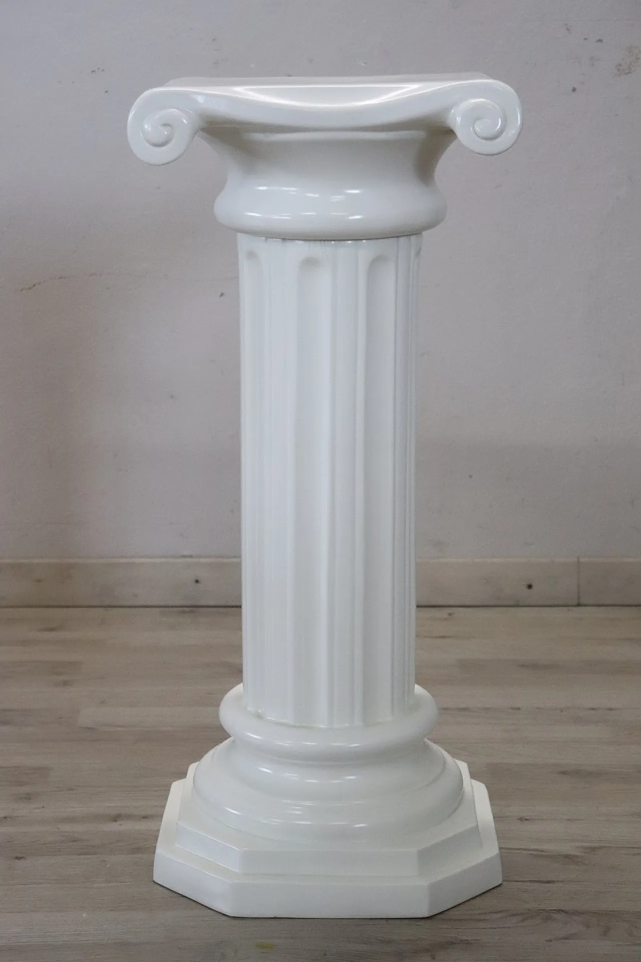 Colonna in ceramica bianca di Bassano, fine '900 2