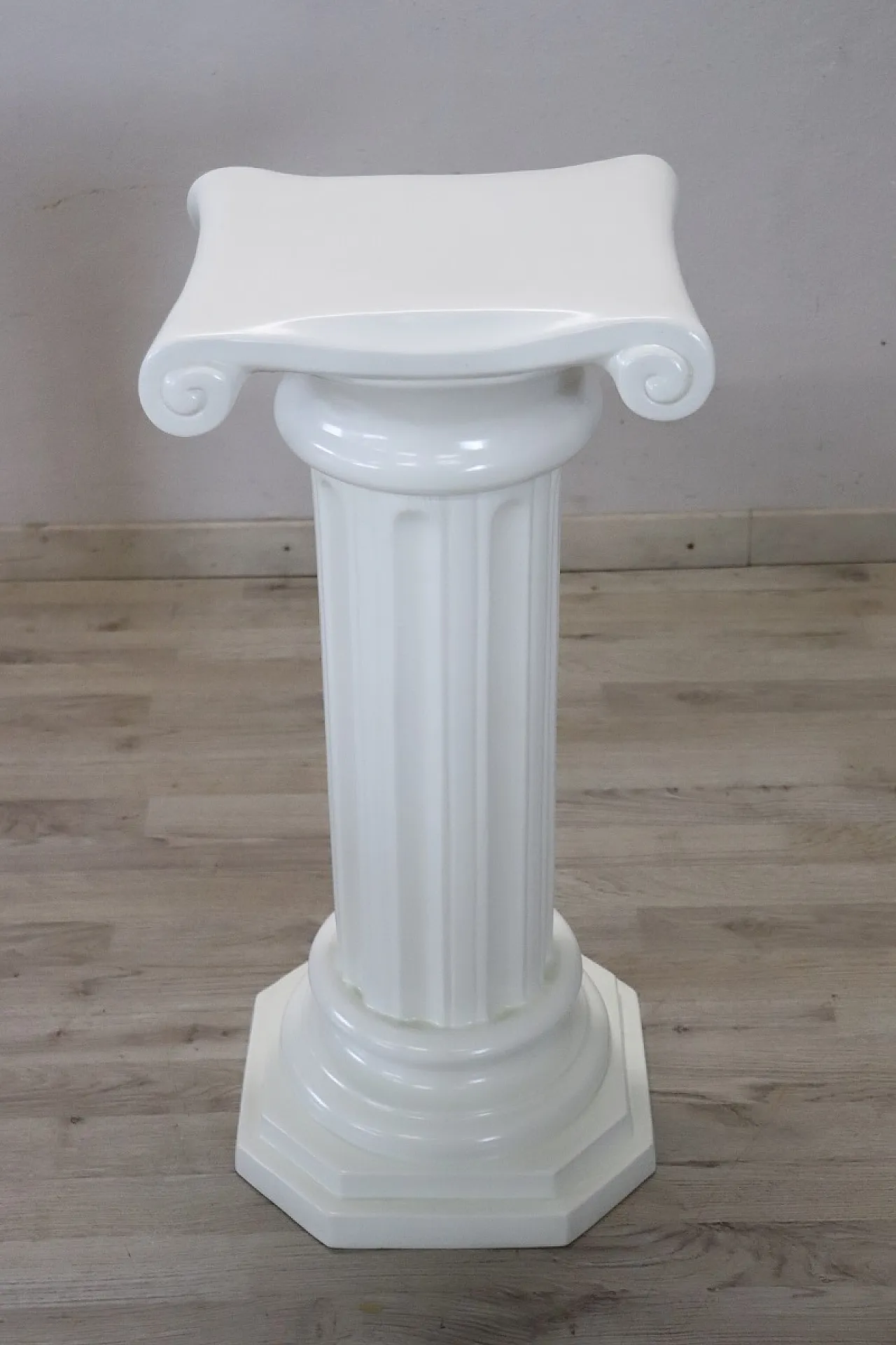 Colonna in ceramica bianca di Bassano, fine '900 3