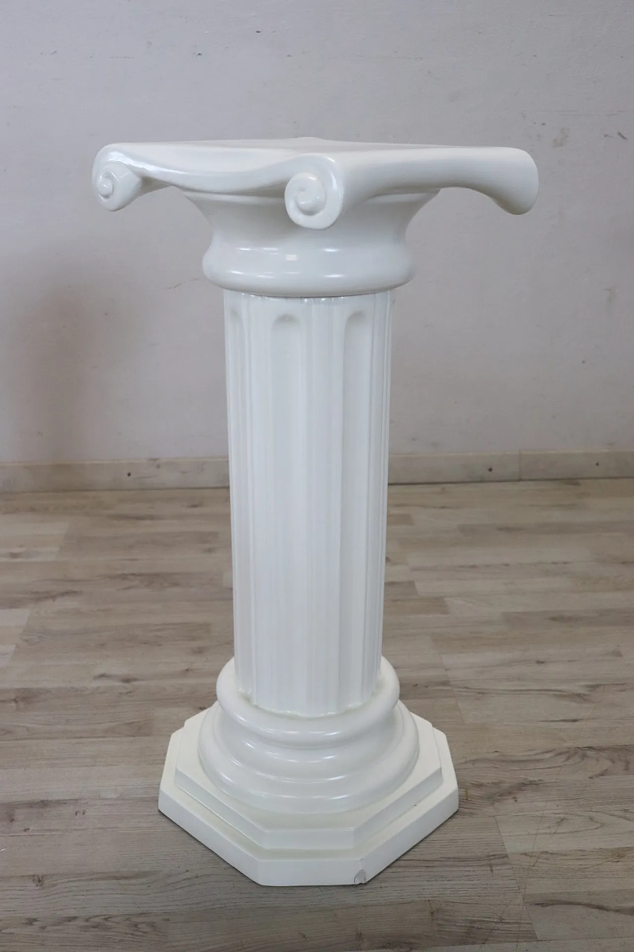 Colonna in ceramica bianca di Bassano, fine '900 7