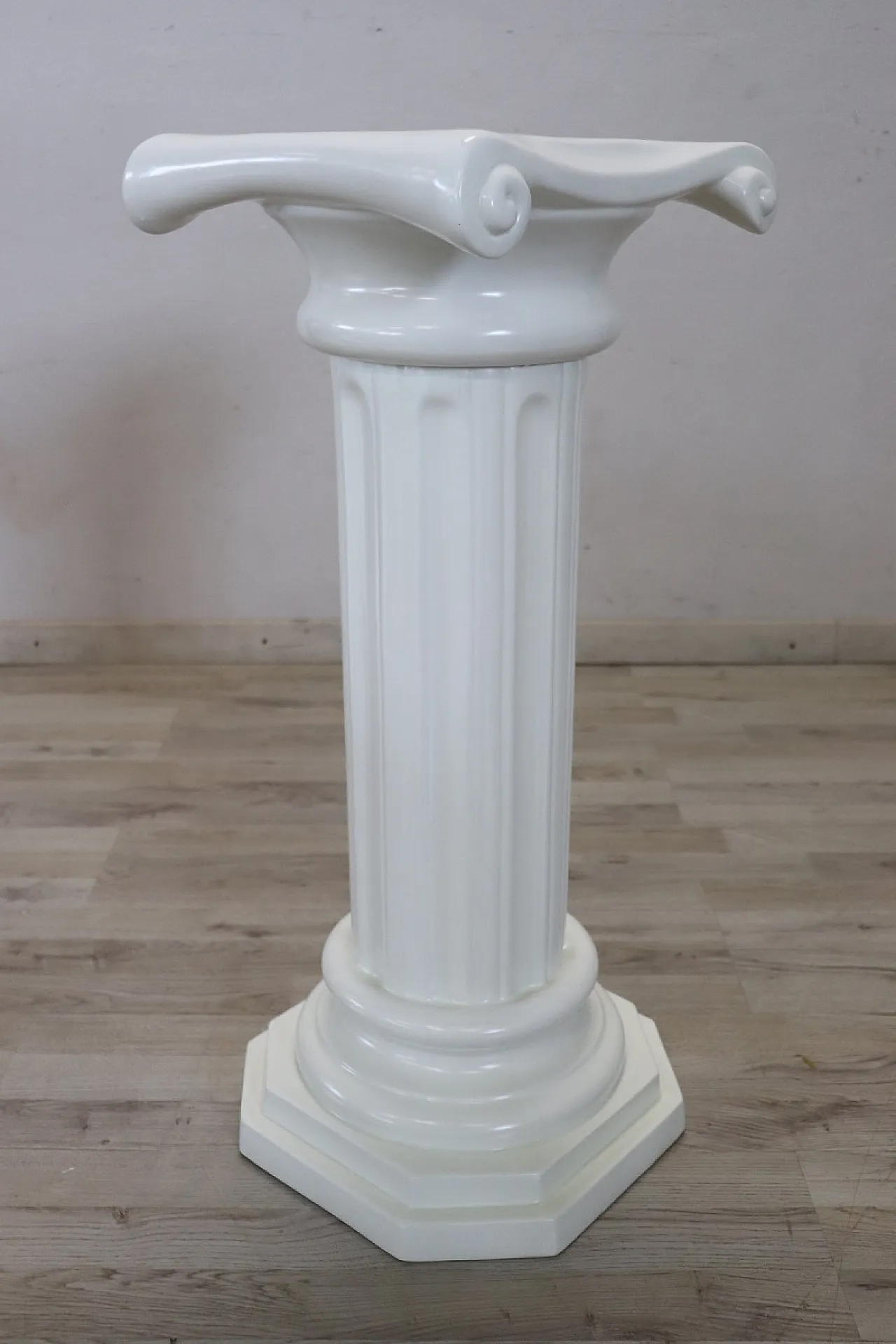 Colonna in ceramica bianca di Bassano, fine '900 8