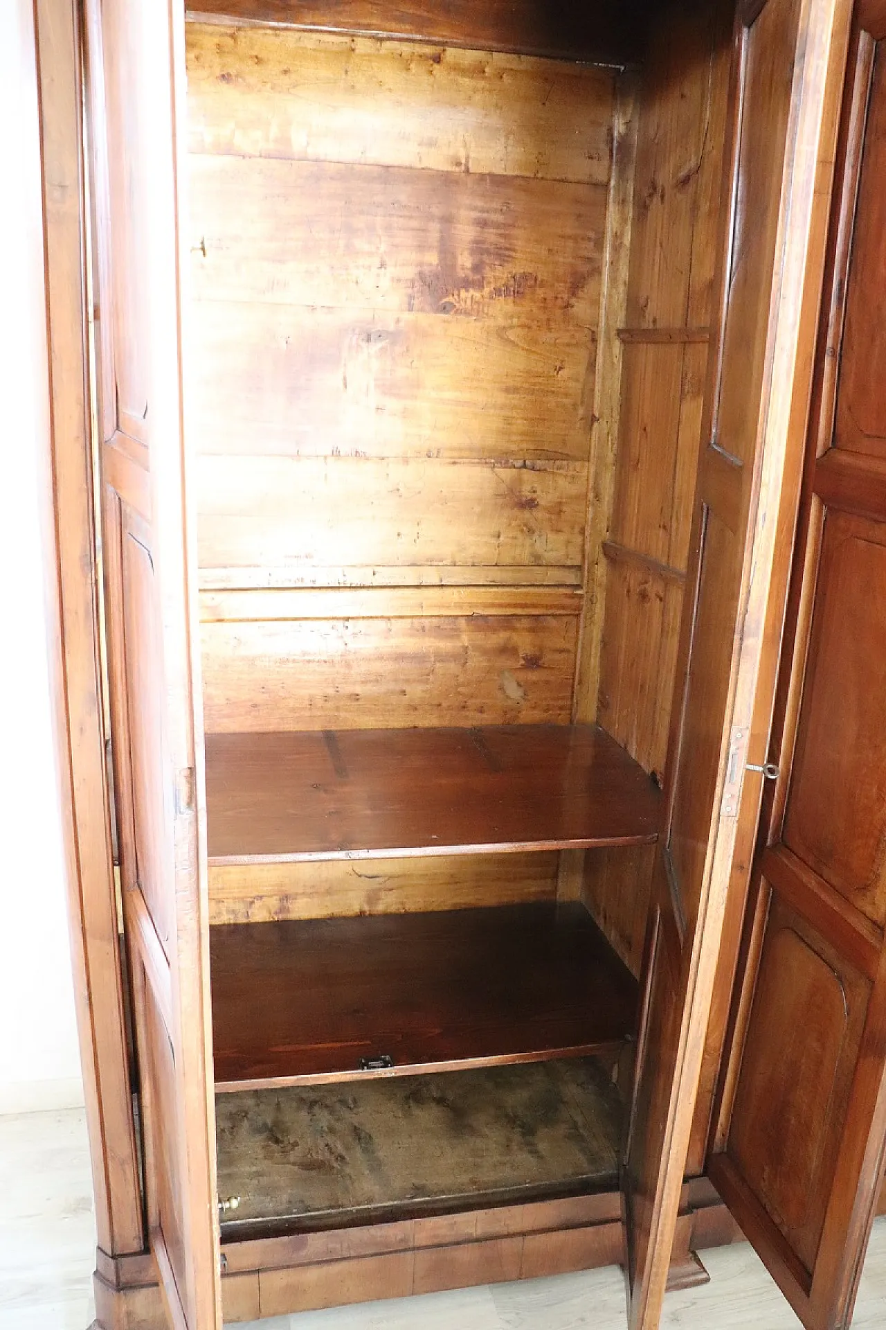 Four-door wardrobe in solid walnut, 19th century 8