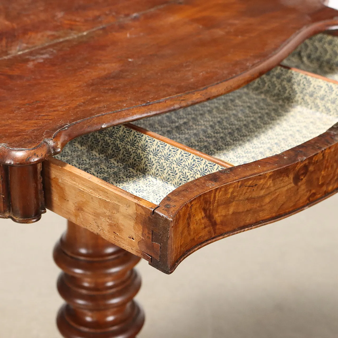 Tavolino Luigi Filippo in noce, '800 3