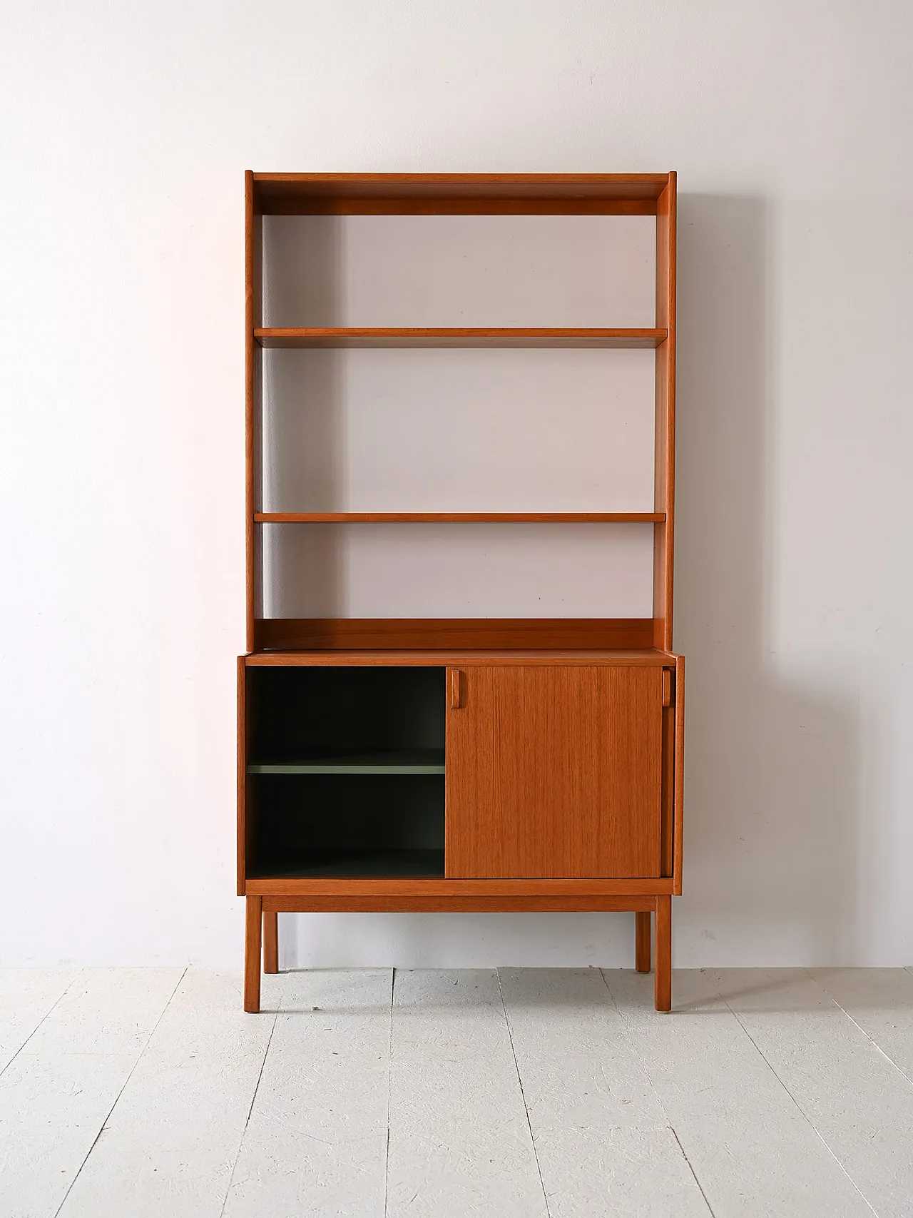 Libreria con vano contenitore prodotta da Bodafors 4