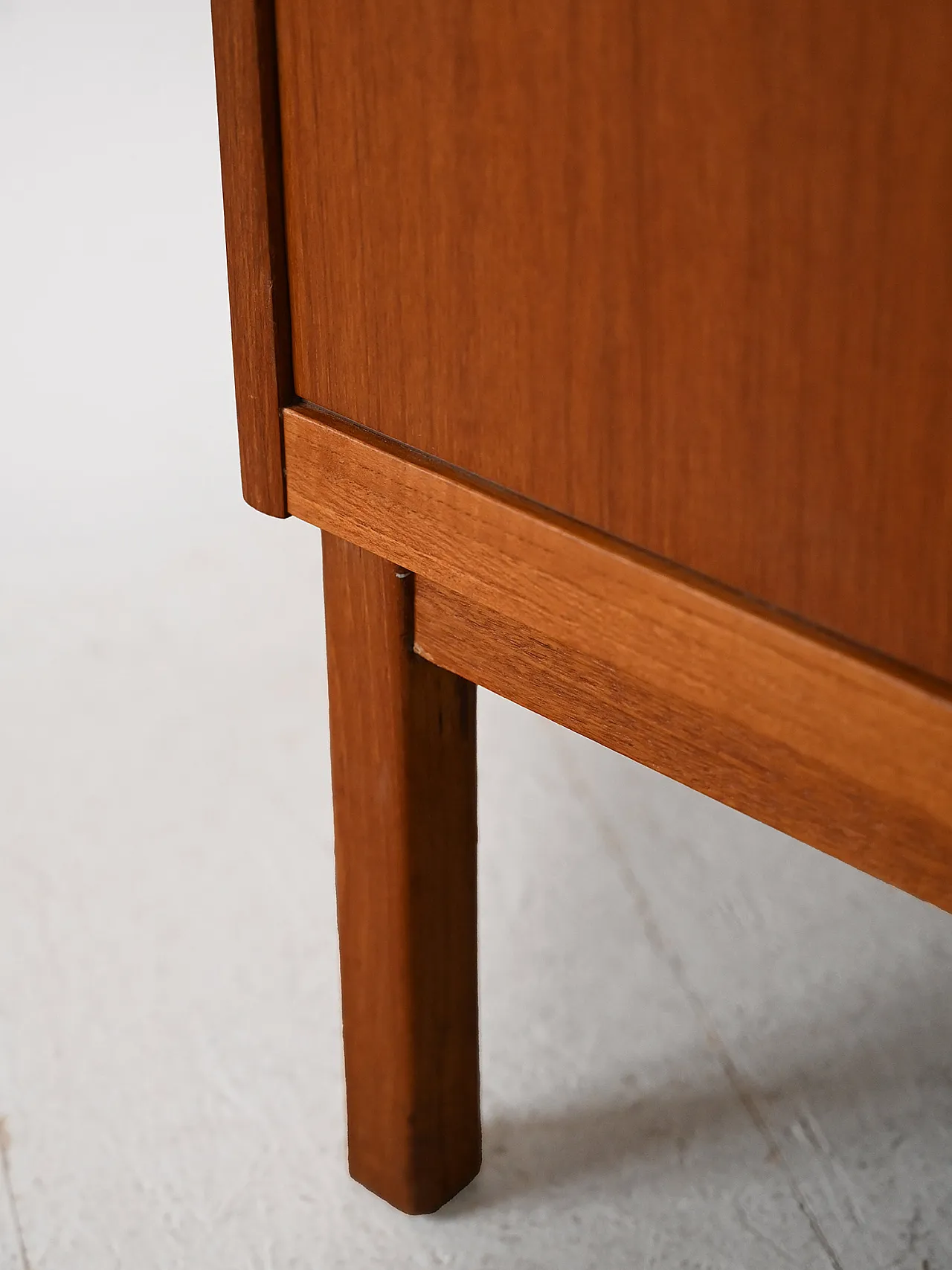 Libreria con vano contenitore prodotta da Bodafors 10